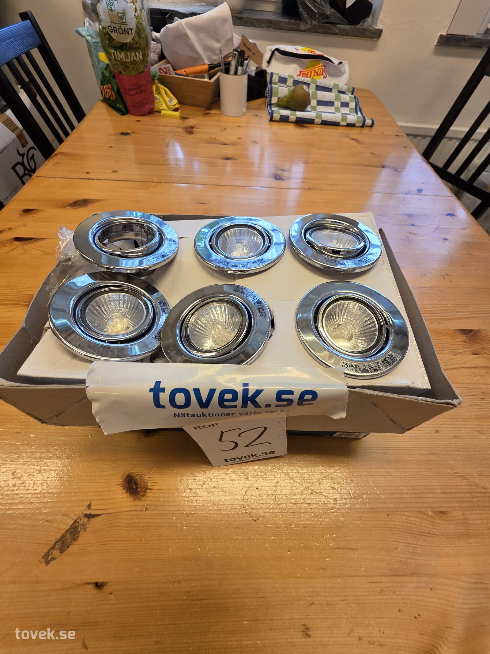Spotlights i låda på auktion i Fagersta hos Toveks Auktioner