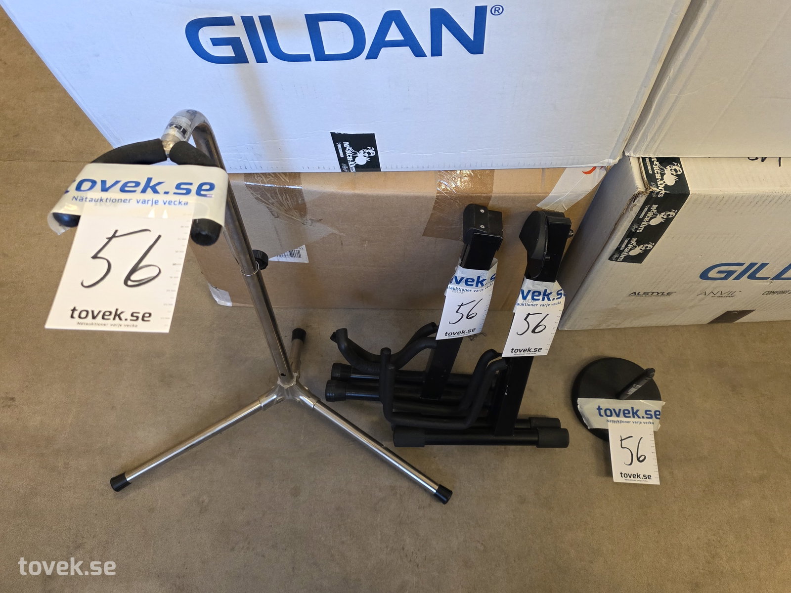 3 st Gitarrställ & 1 st bordmikrofonsställ på auktion i Fagersta hos Toveks Auktioner