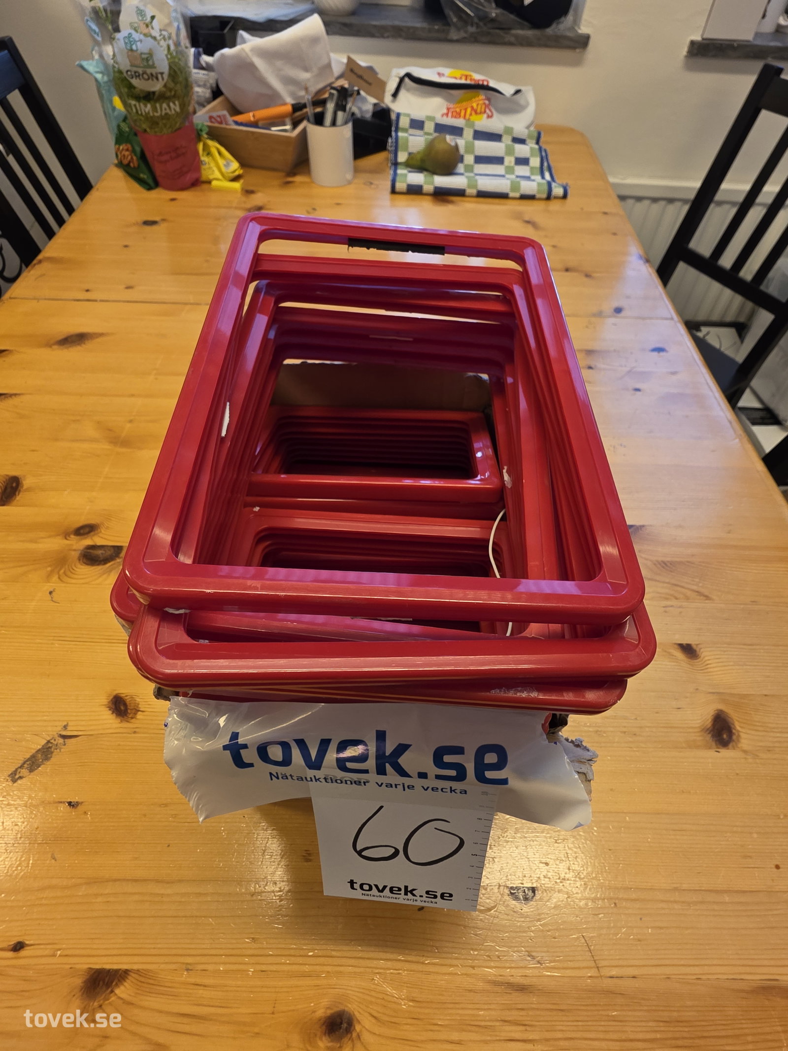 Parti med röda skyltramar på auktion i Fagersta hos Toveks Auktioner
