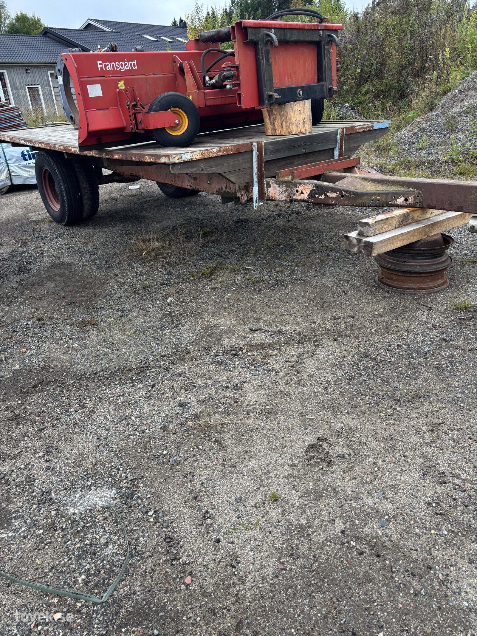Traktorvagn (ej saker på) på auktion i Gnarp hos Toveks Auktioner
