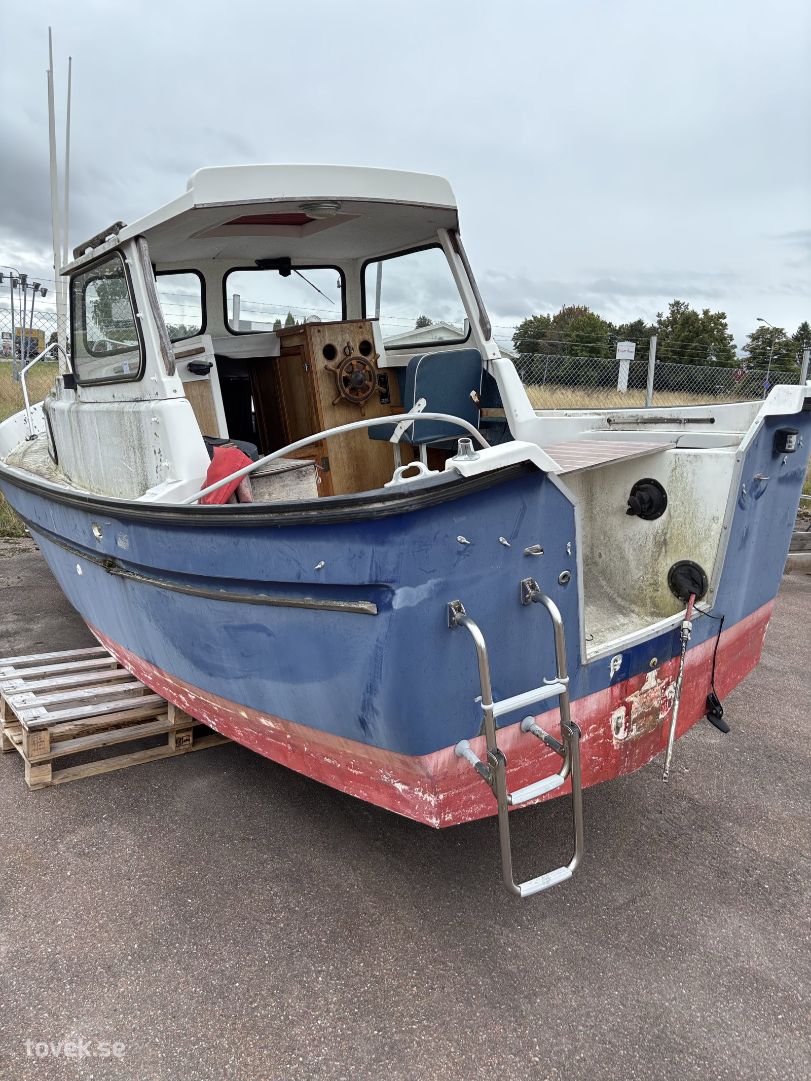 Båt ca 18 fot med plastskrov, utan motor på auktion i Borlänge hos Toveks Auktioner