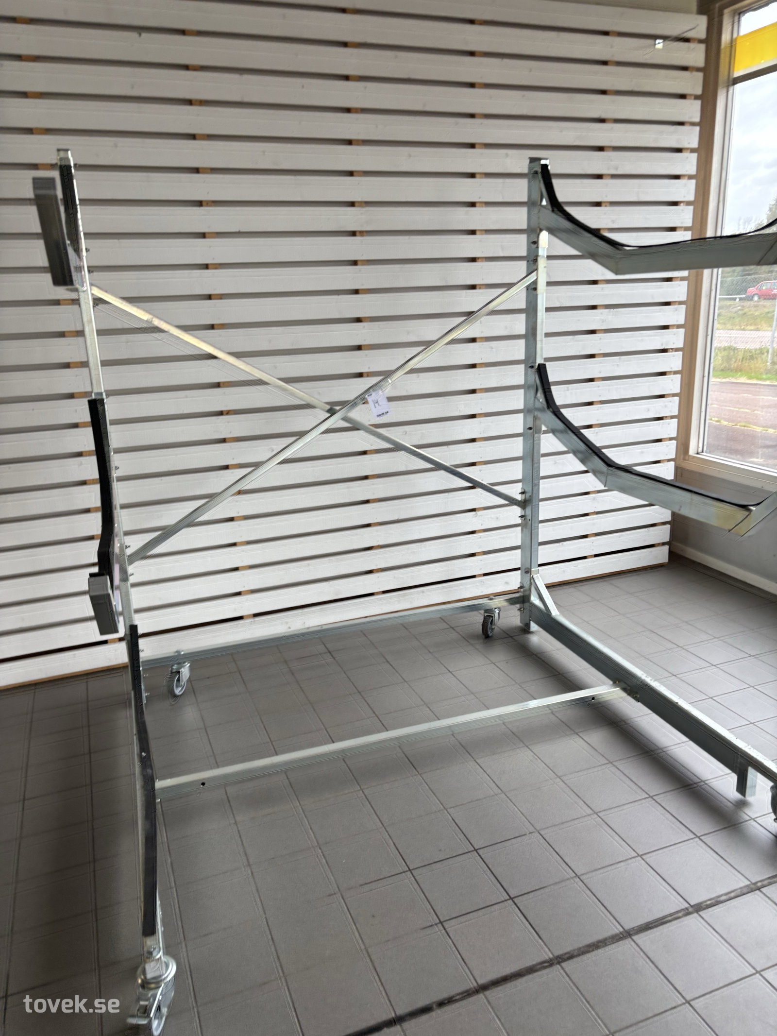 Ställ för aluminiumbåt på auktion i Borlänge hos Toveks Auktioner