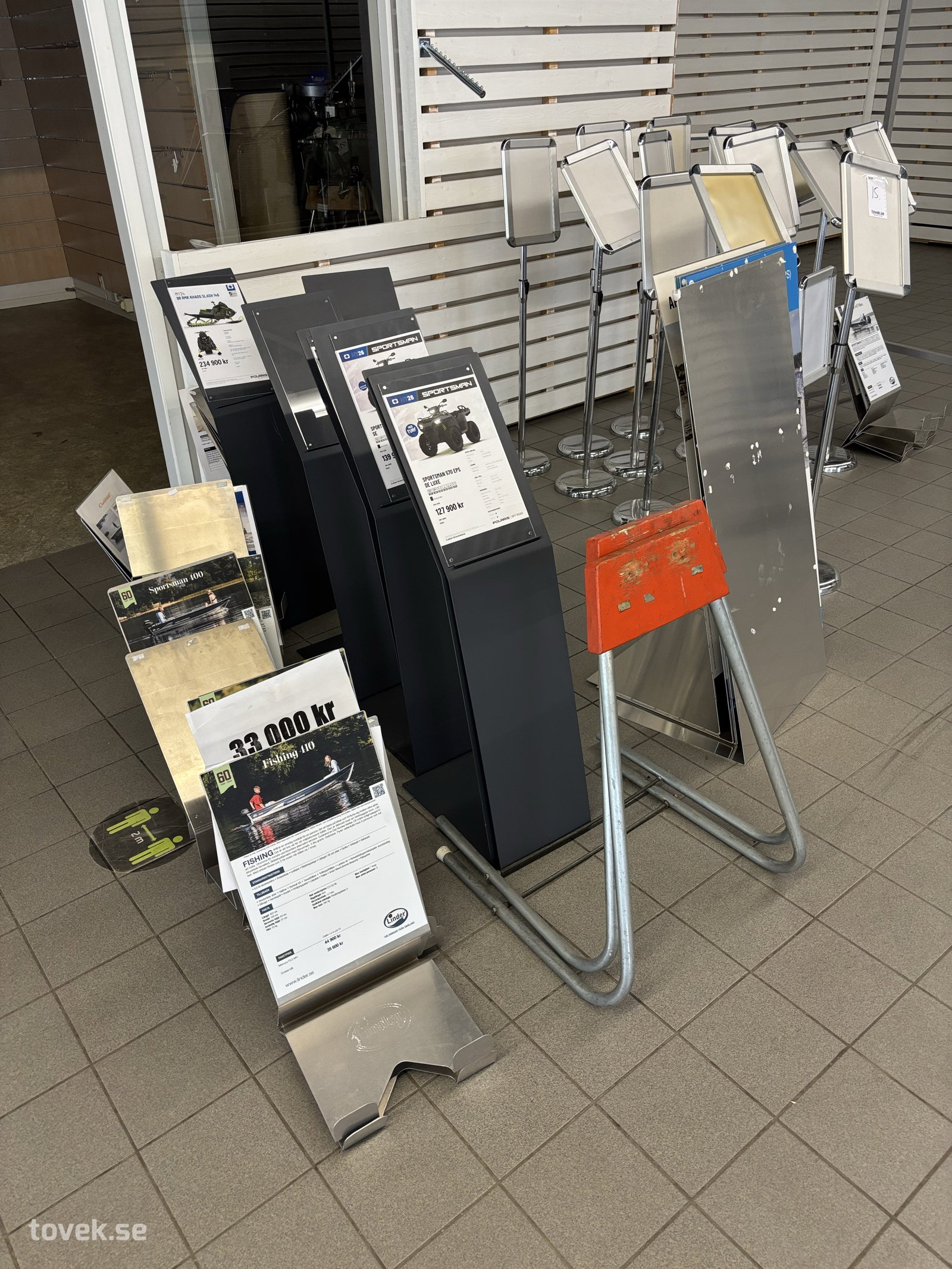 Diverse skyltmaterial på auktion i Borlänge hos Toveks Auktioner