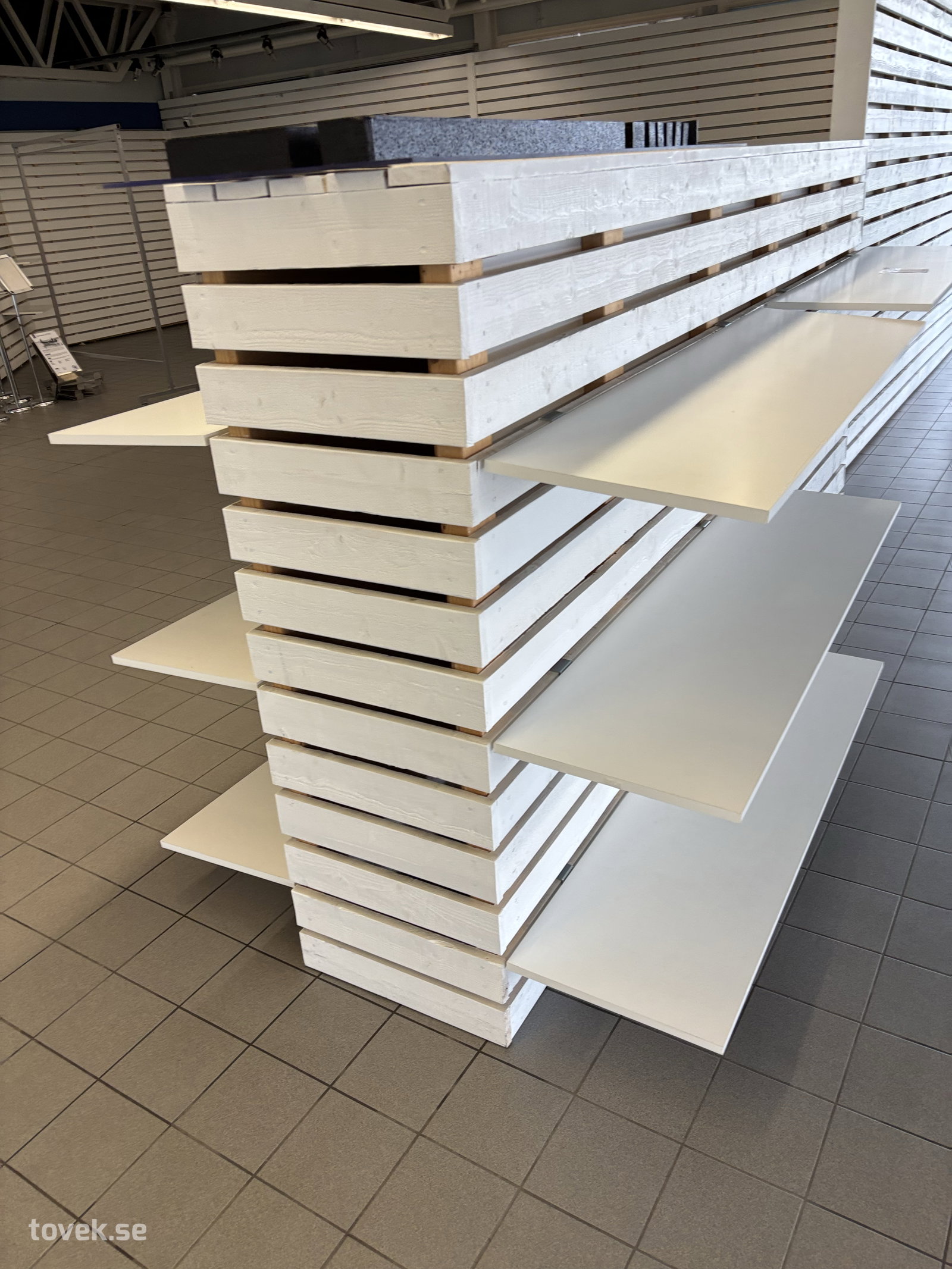 Butikshylla på auktion i Borlänge hos Toveks Auktioner