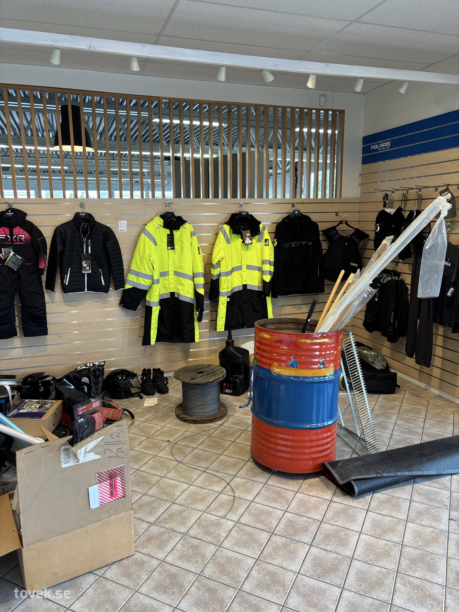 Allt på bild - diverse skoterkläder, hjälmar mm på auktion i Borlänge hos Toveks Auktioner