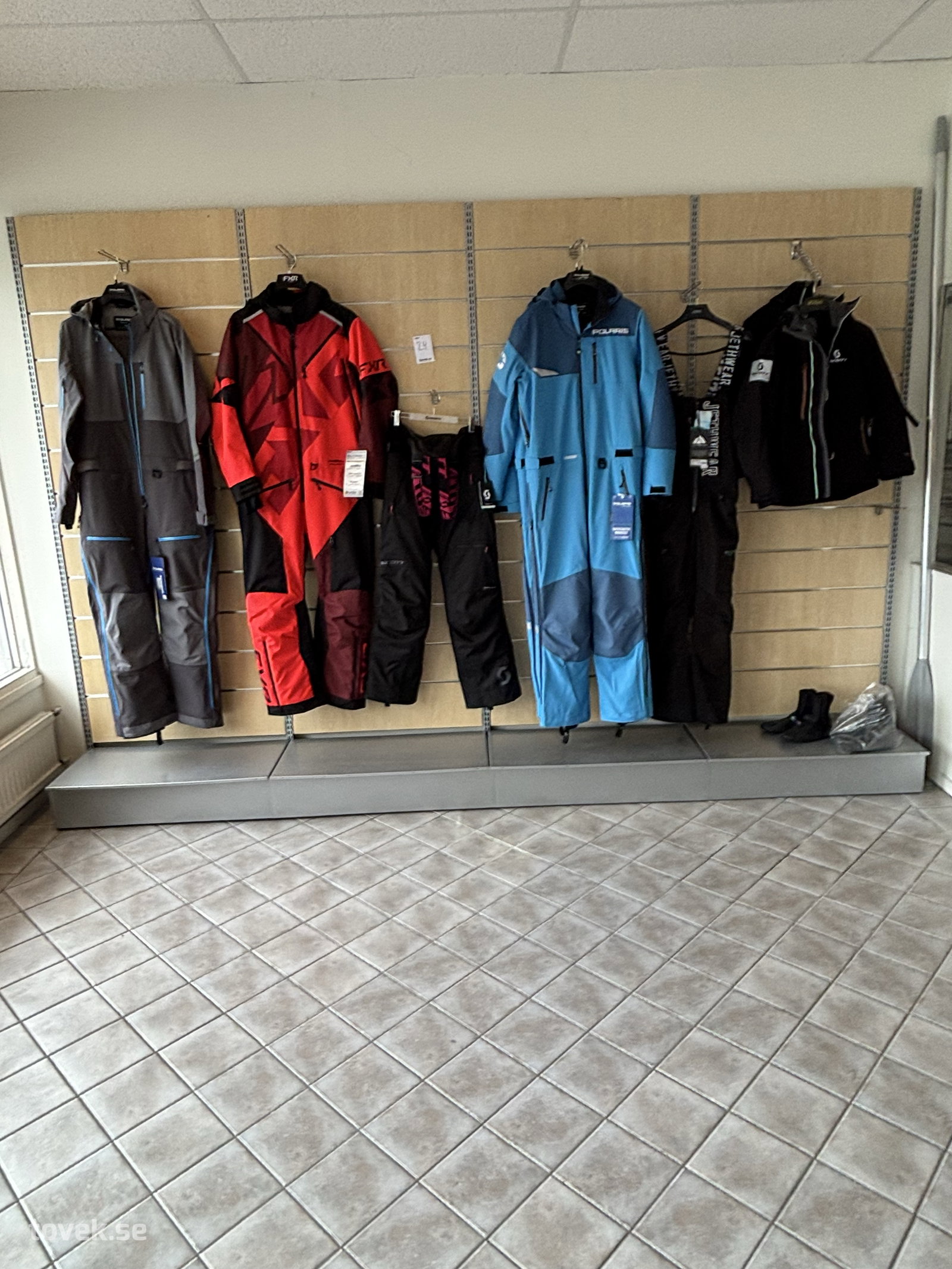 Diverse skoterkläder på auktion i Borlänge hos Toveks Auktioner