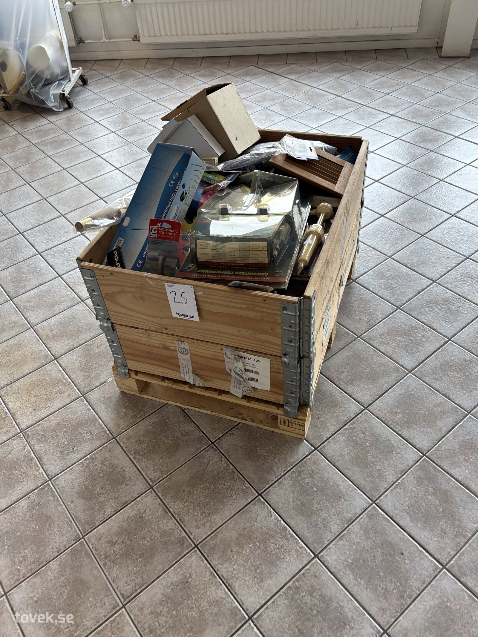 Fyndpall enligt bilder på auktion i Borlänge hos Toveks Auktioner