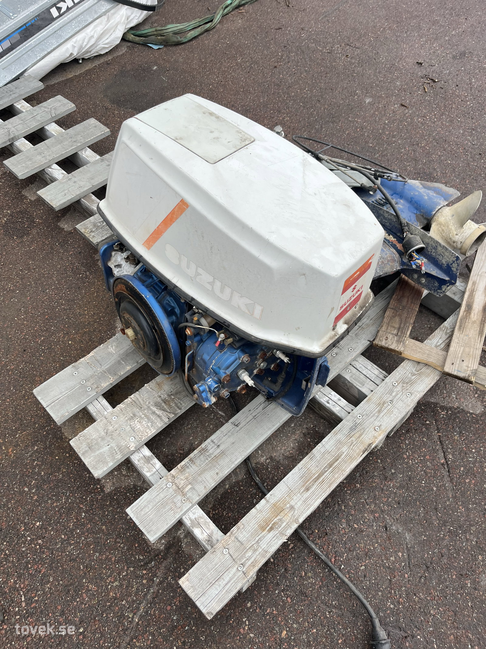Båtmotor Suzuki 50 HK (rep.objekt) på auktion i Borlänge hos Toveks Auktioner