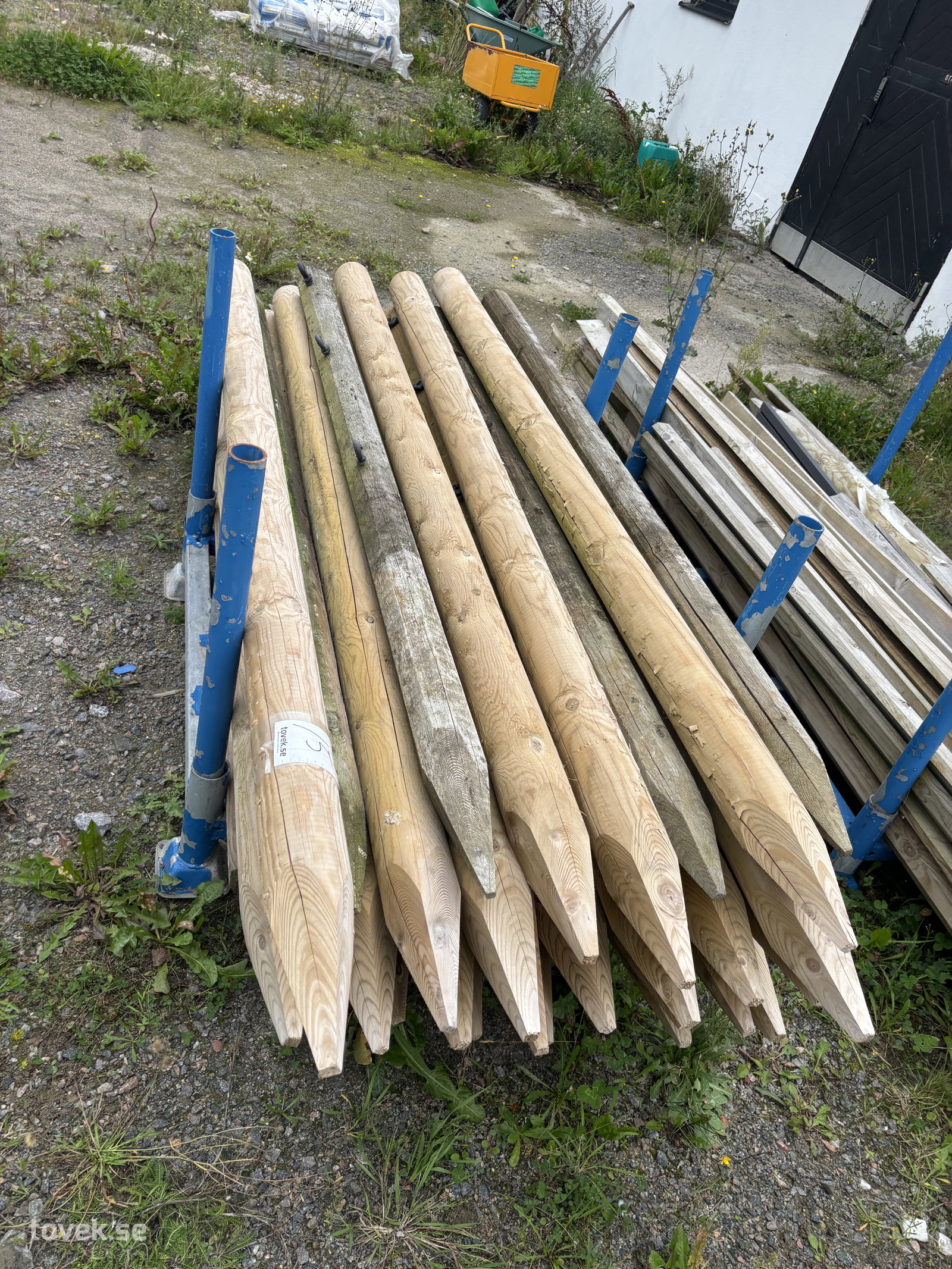 Stolpar 220x110 st ca 30 st på auktion i Falkenberg hos Toveks Auktioner