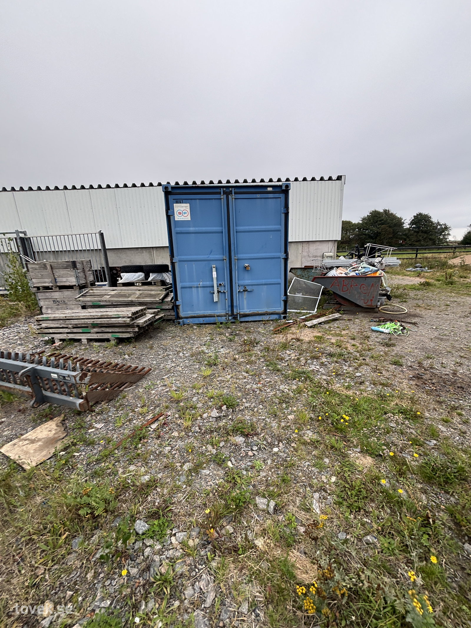 Miljöcontainer 11 fot med dieseltank 3 kubik på auktion i Falkenberg hos Toveks Auktioner