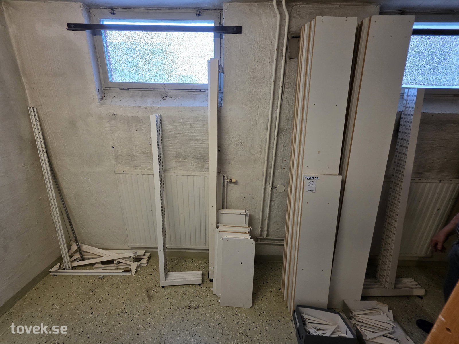 Dubbel/enkelsidig butiksinredning inkl tillbehör på auktion i Filipstad hos Toveks Auktioner