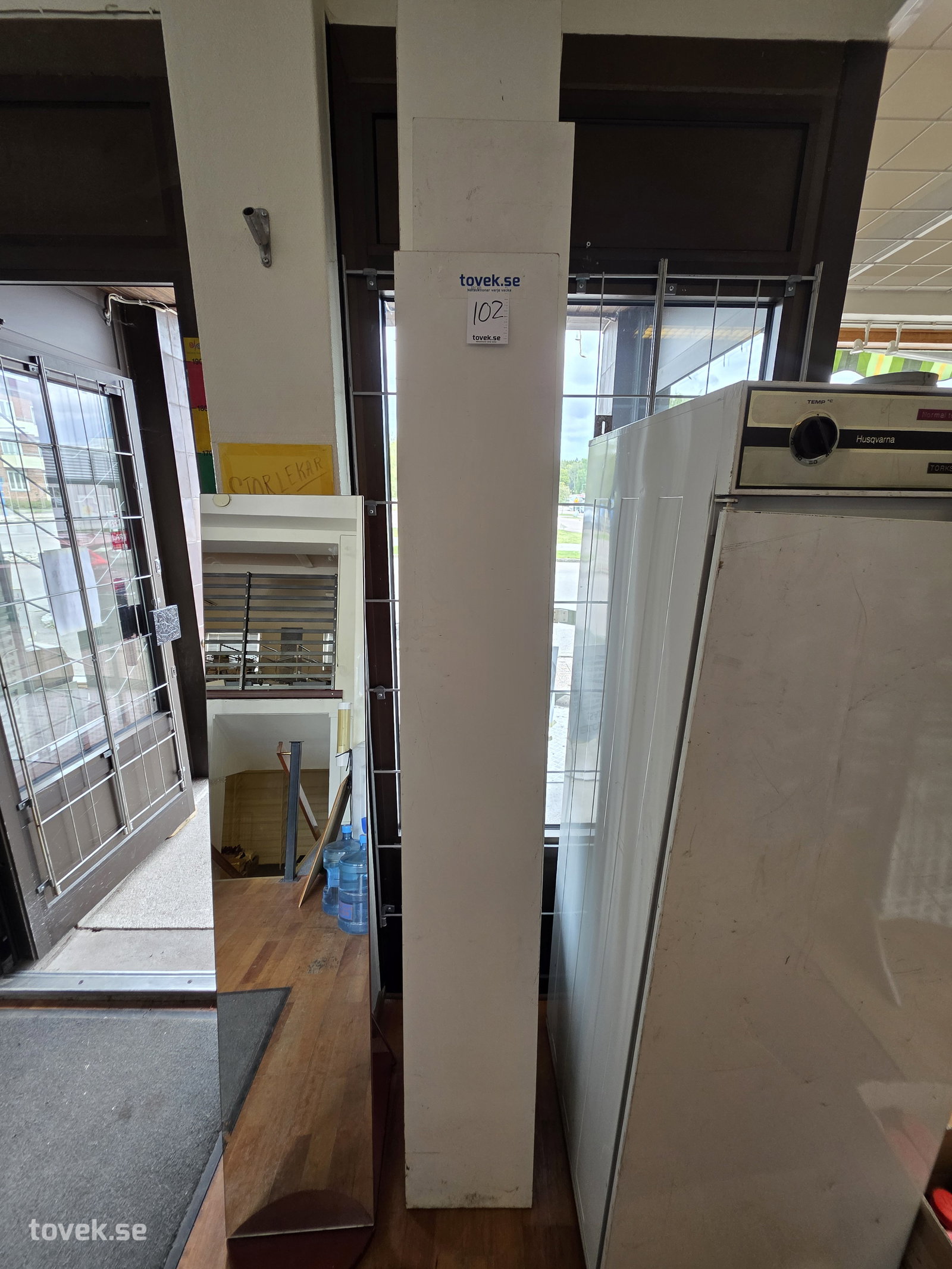 Extra hyllplan på auktion i Filipstad hos Toveks Auktioner