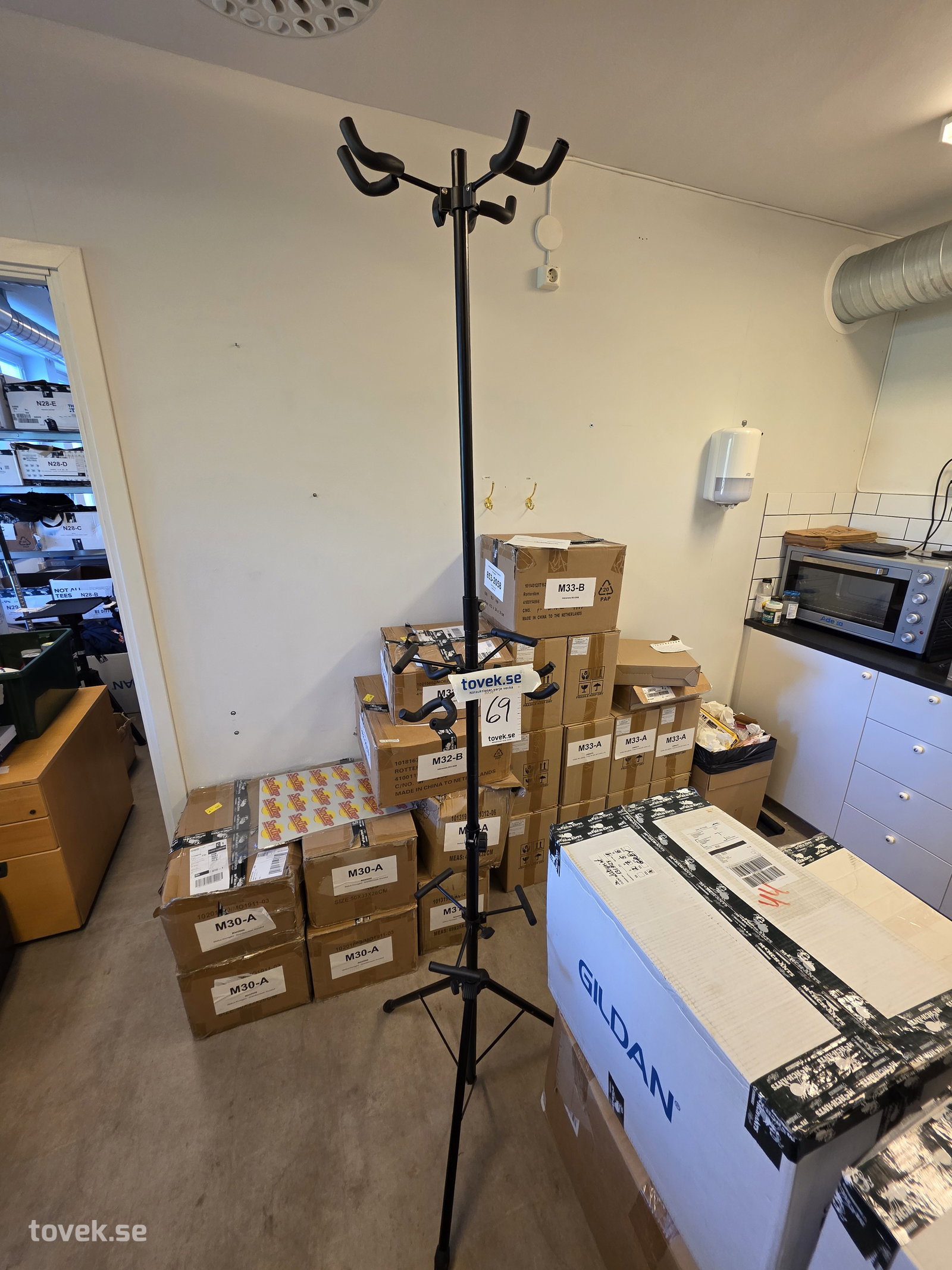 Gitarrträd för förvaring av flera gitarrer på auktion i Fagersta hos Toveks Auktioner