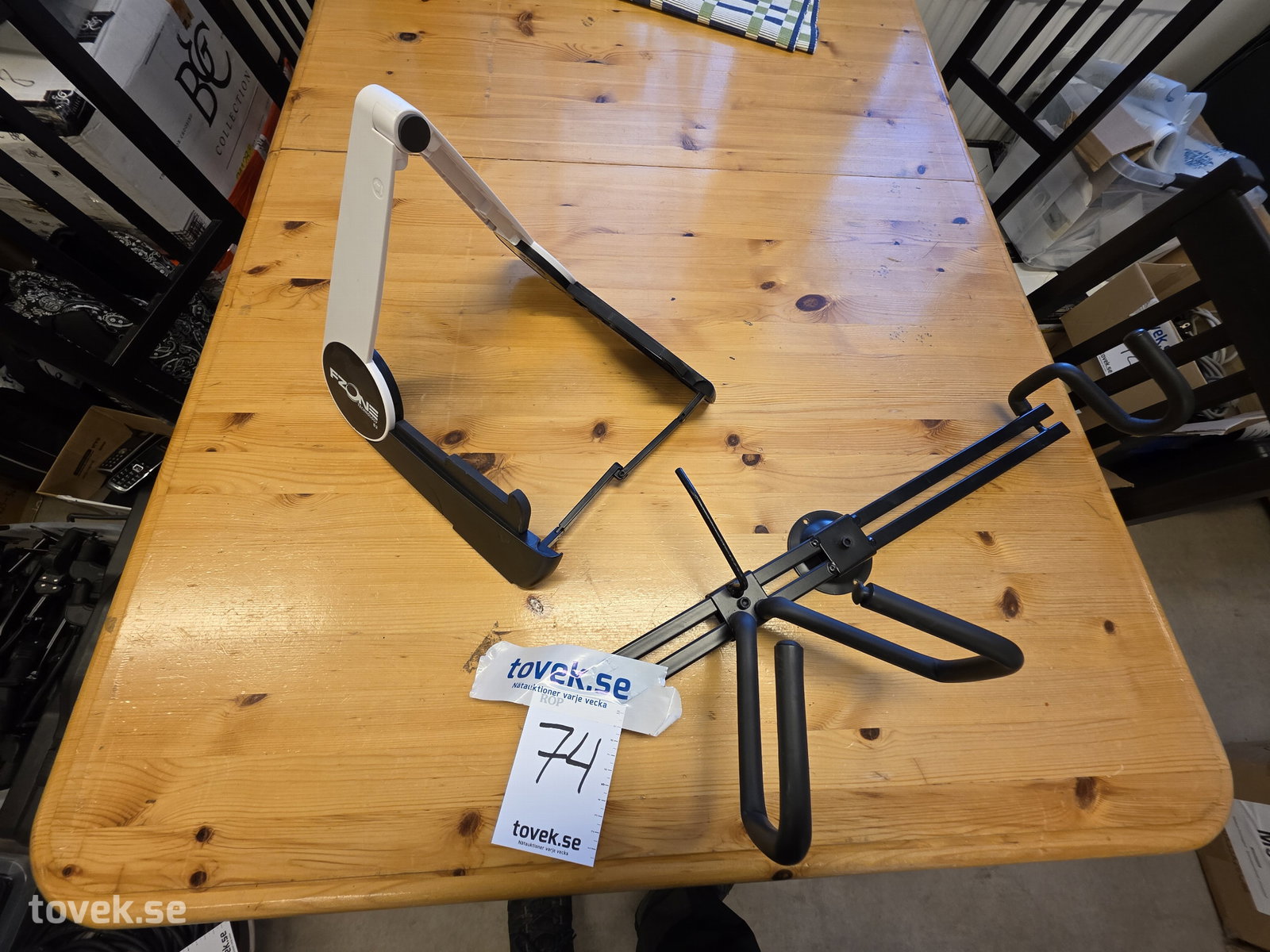 2 st gitarrställ på auktion i Fagersta hos Toveks Auktioner