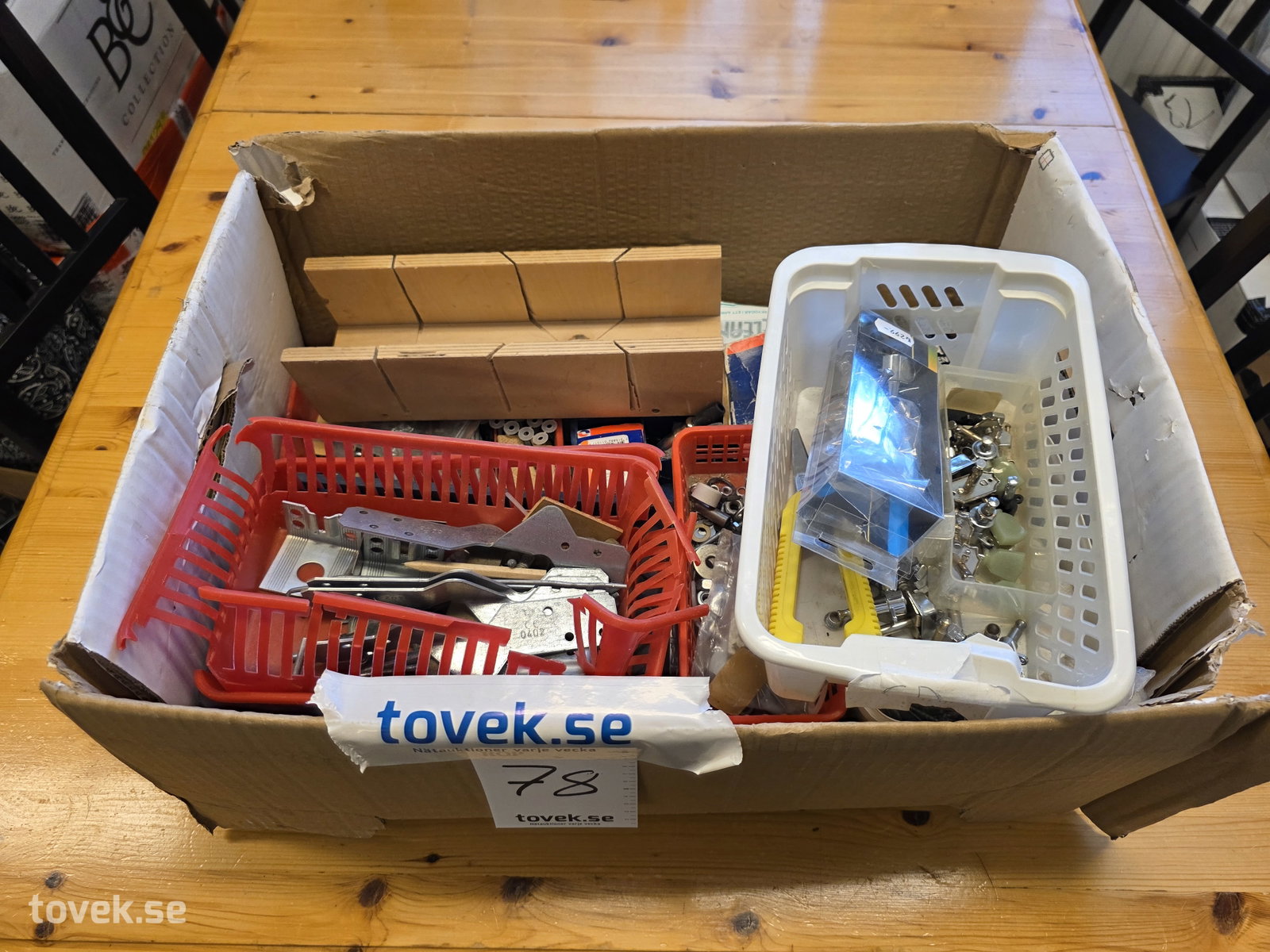 Låda med div skruv, vinkeljärn m.m. på auktion i Fagersta hos Toveks Auktioner