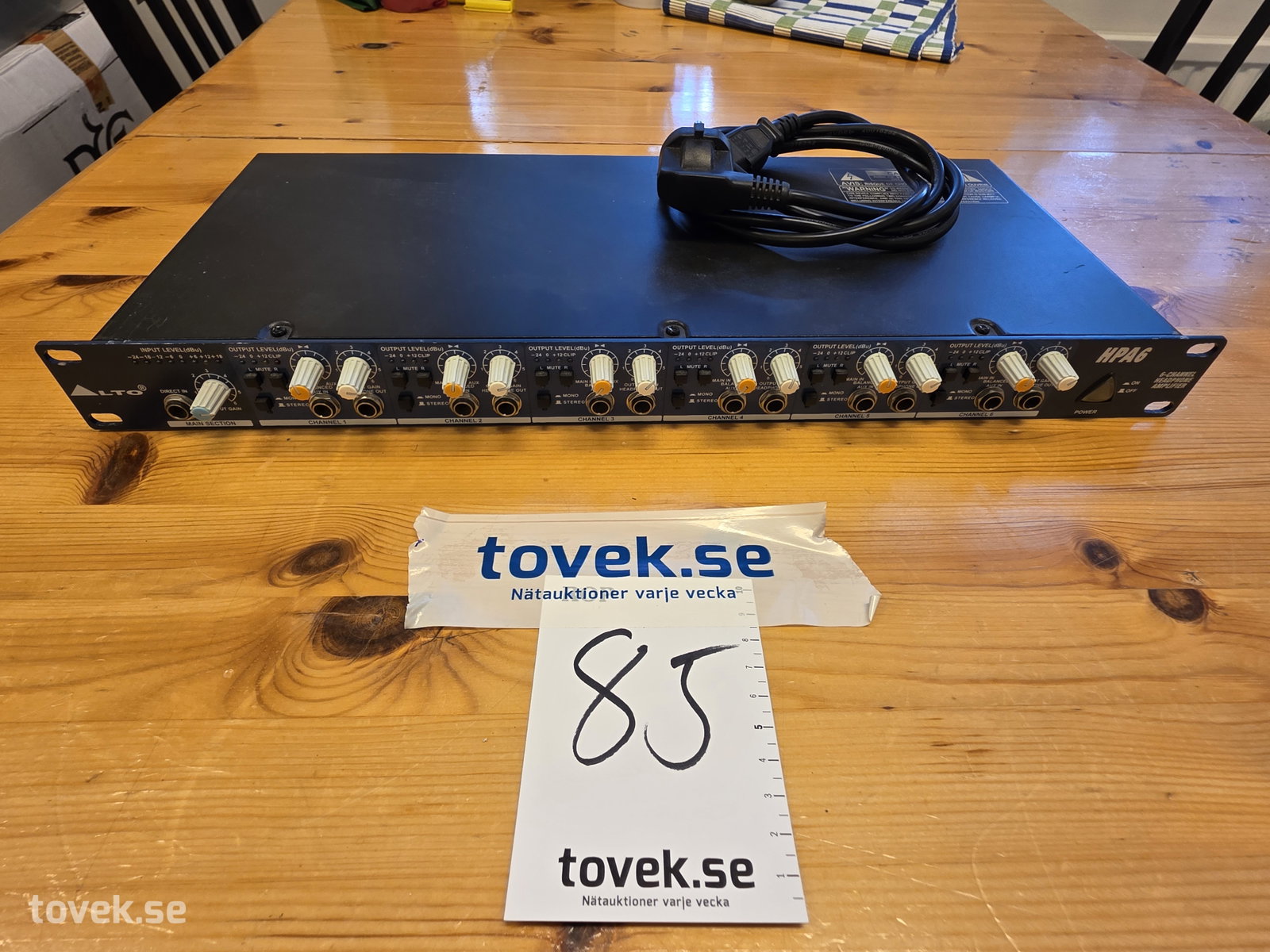 6-kanalig hörlursförstärkare på auktion i Fagersta hos Toveks Auktioner
