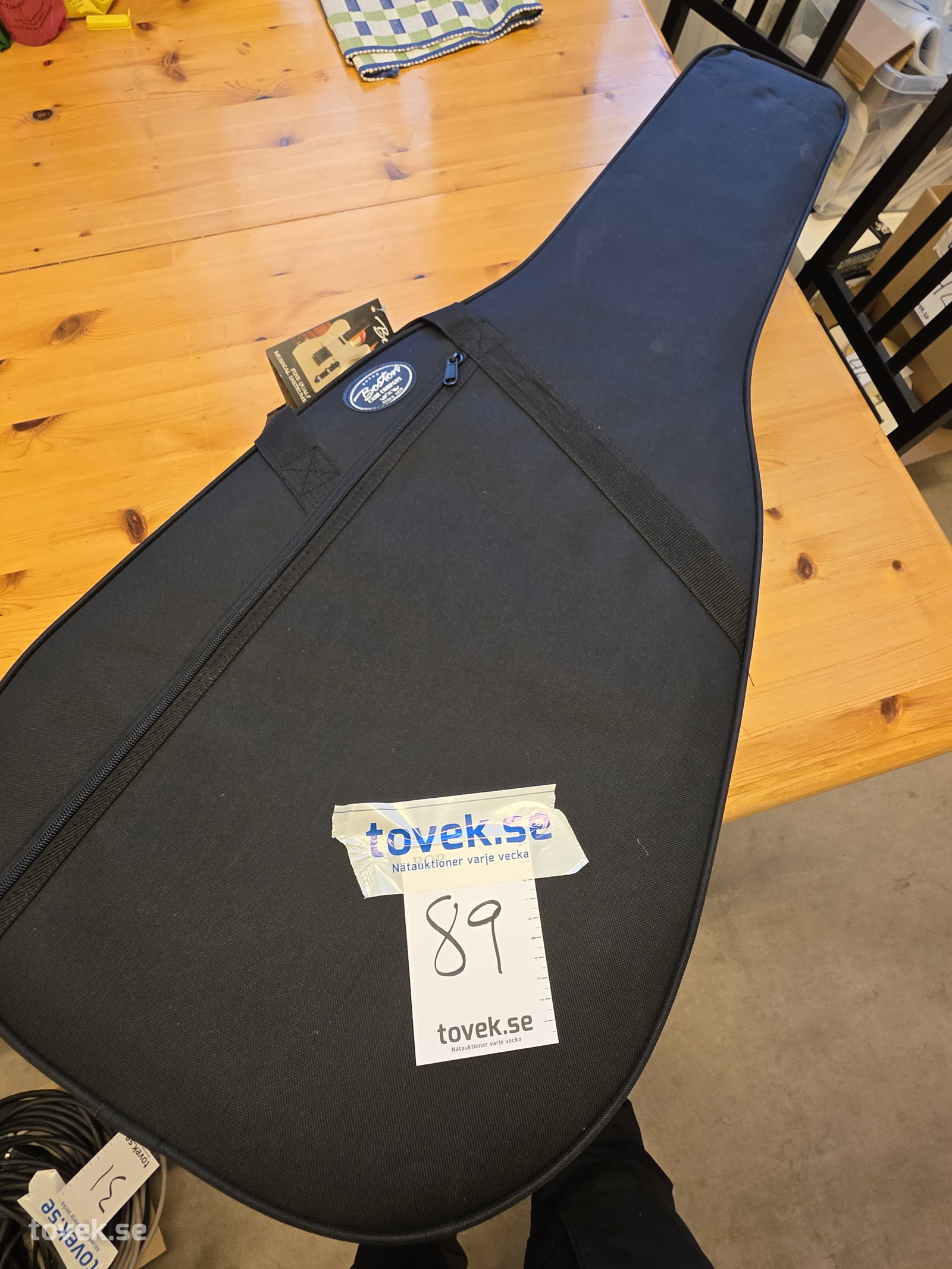Gitarrväska Boston NY! på auktion i Fagersta hos Toveks Auktioner