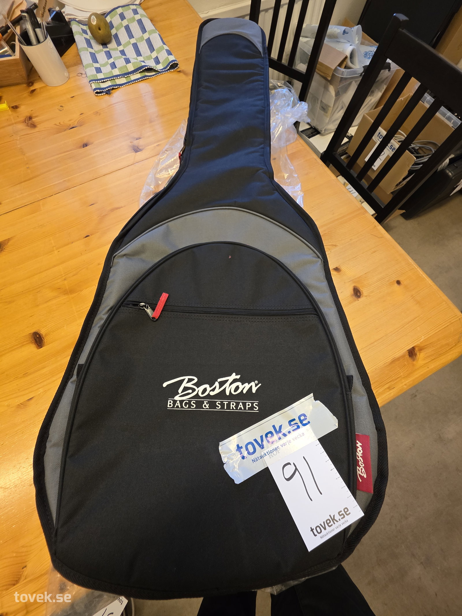 Gitarrväska Boston NY! på auktion i Fagersta hos Toveks Auktioner