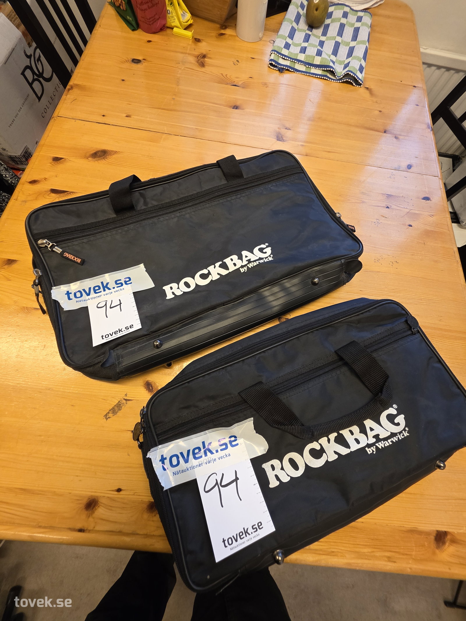 Väskor till effektpedaler på auktion i Fagersta hos Toveks Auktioner