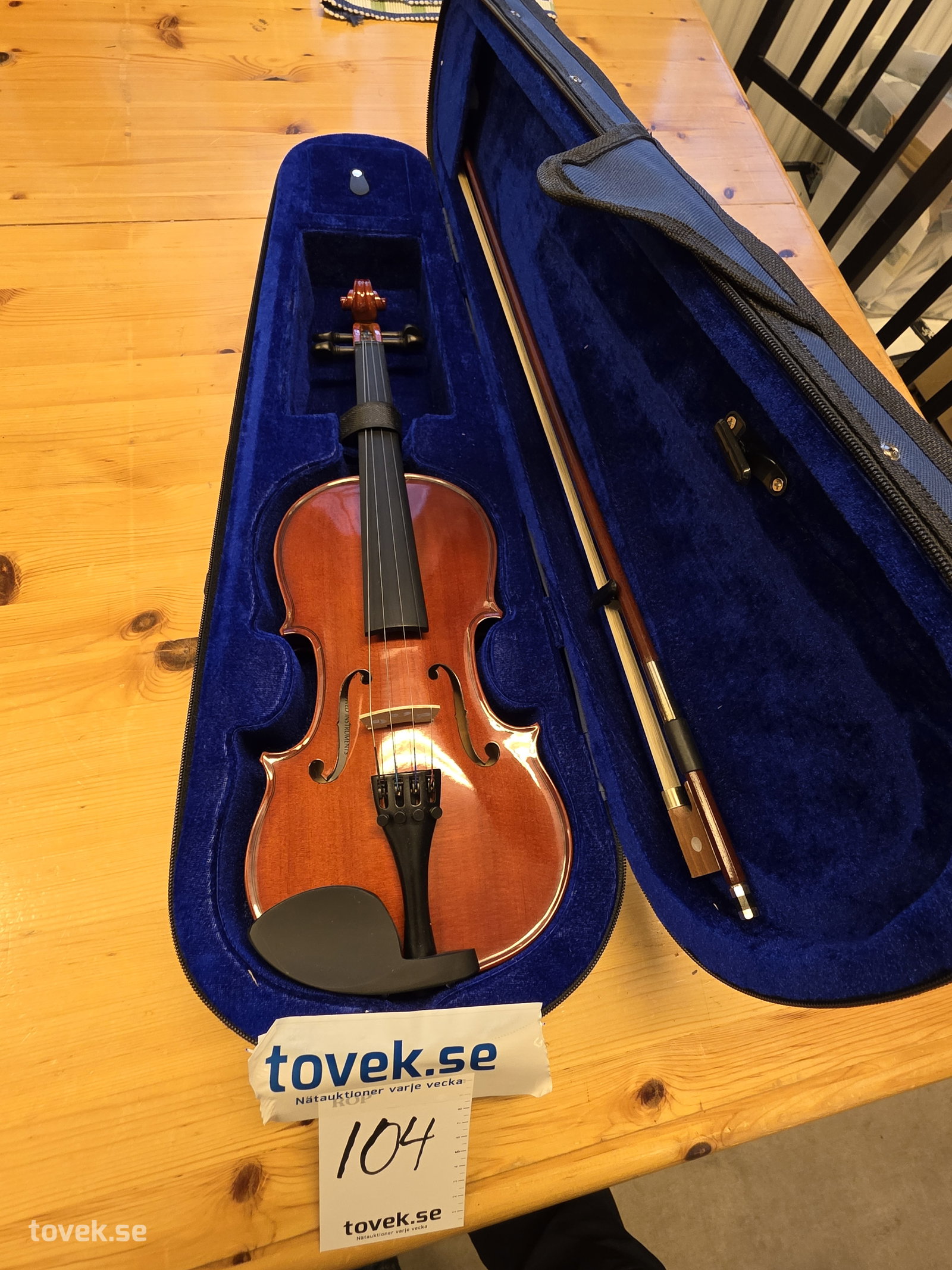 Fiol Halvstorlek inkl väska NY! på auktion i Fagersta hos Toveks Auktioner