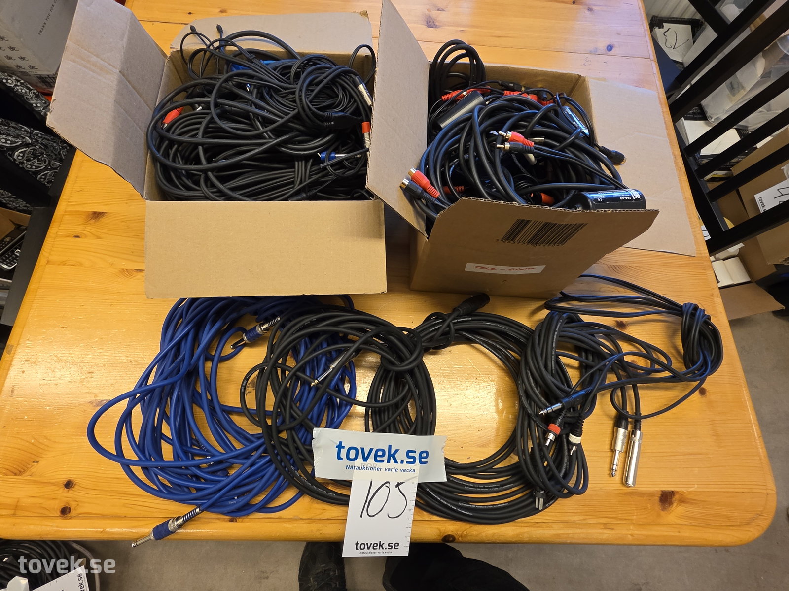 Parti med blandat ljudkablage på auktion i Fagersta hos Toveks Auktioner