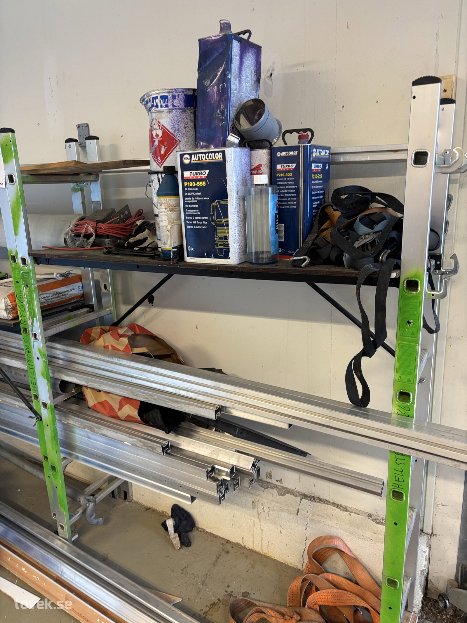 Hyllor (ej aluminium) på auktion i Söderhamn hos Toveks Auktioner