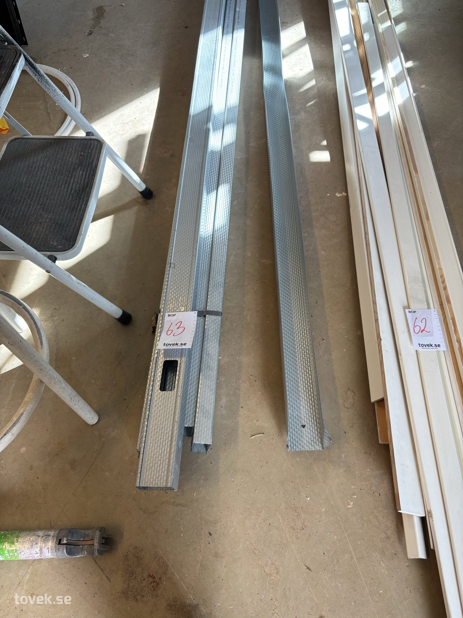 Aluminiumskenor på auktion i Söderhamn hos Toveks Auktioner
