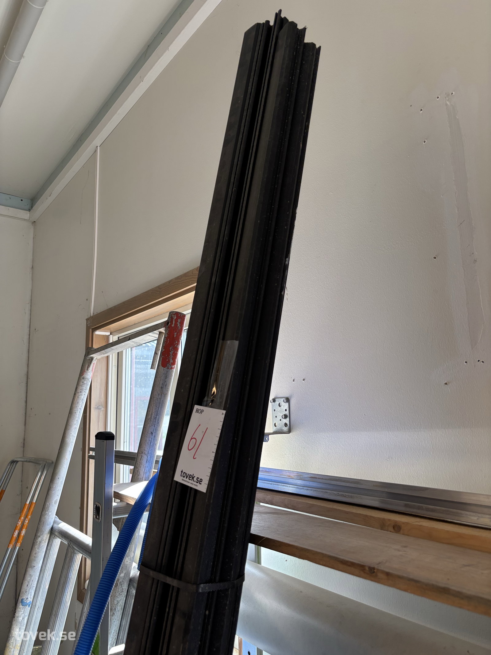 Plastskenor till solceller på auktion i Söderhamn hos Toveks Auktioner