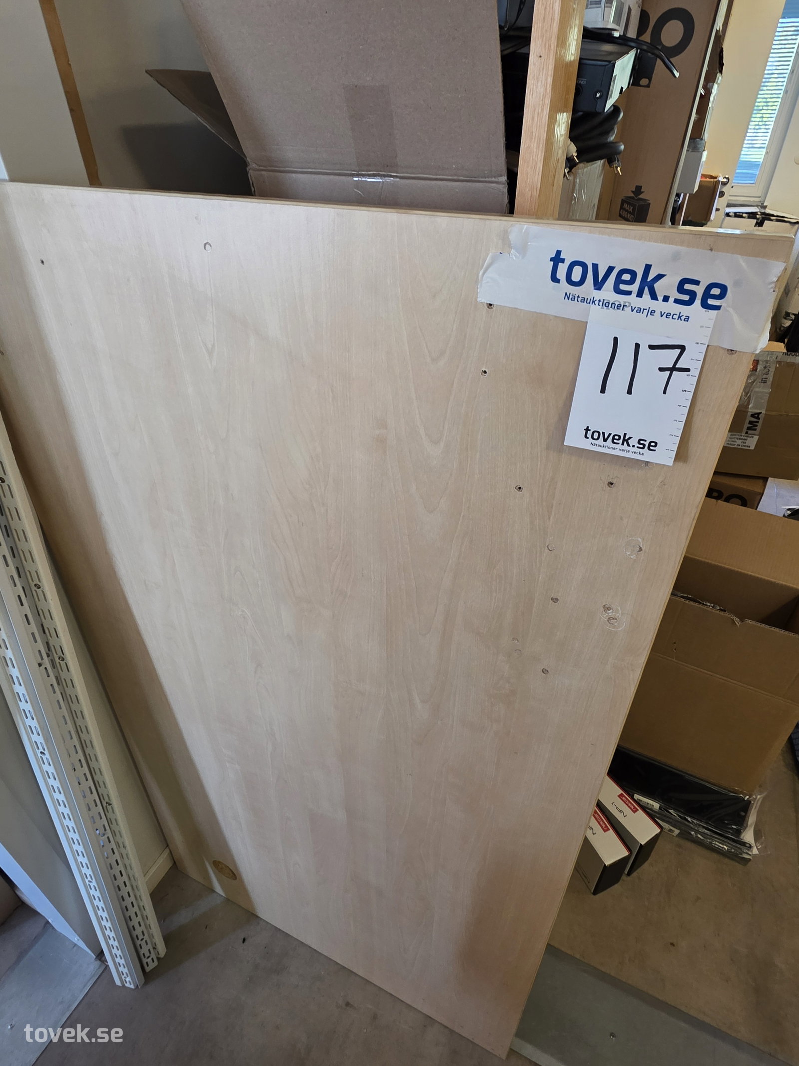 Bord med ben på auktion i Fagersta hos Toveks Auktioner