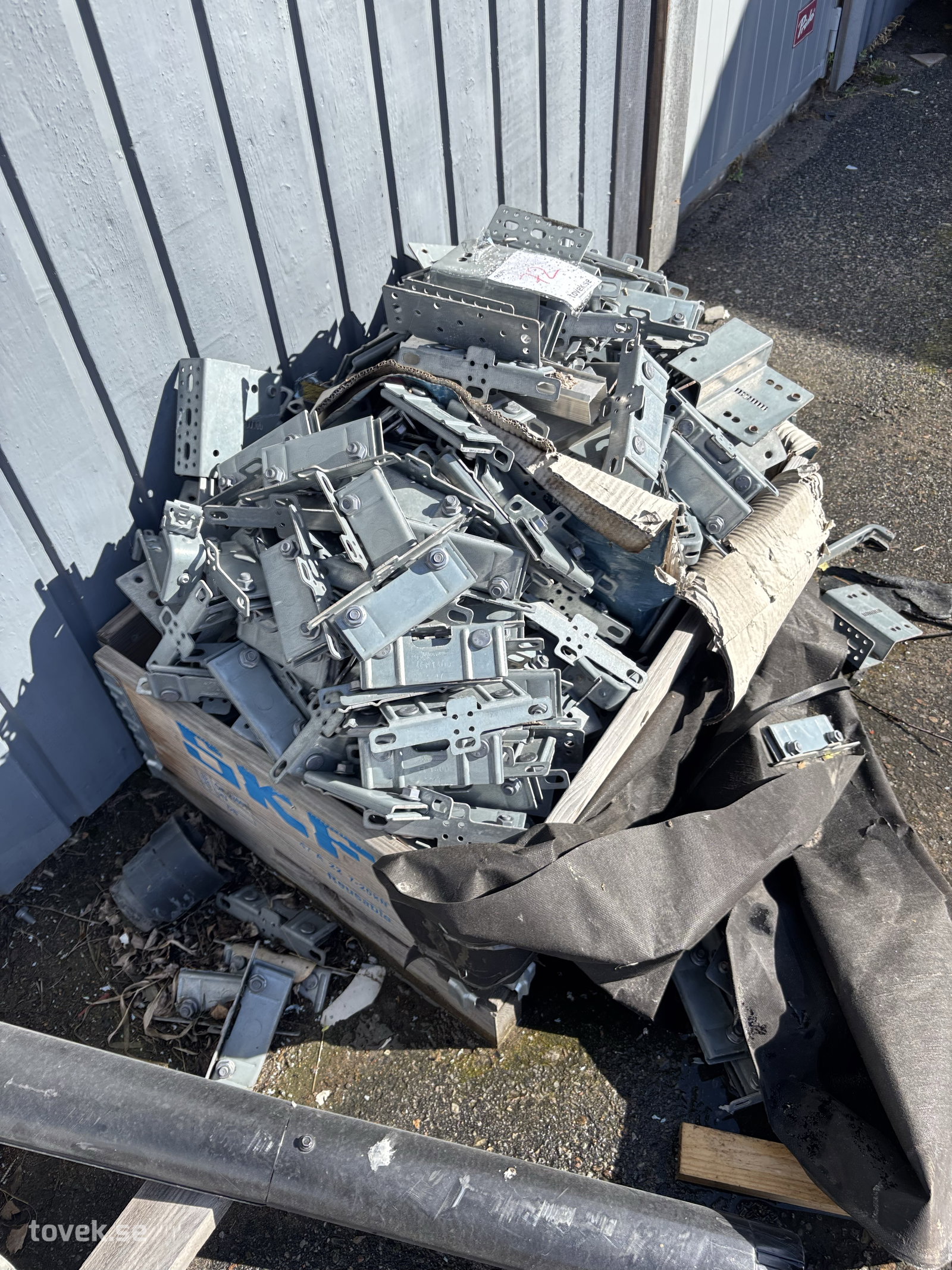 Fästen till solpaneler på auktion i Söderhamn hos Toveks Auktioner