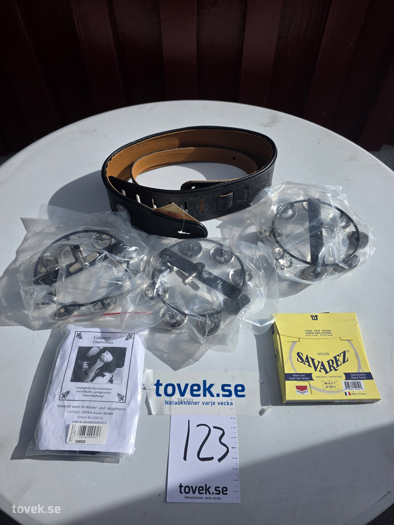 Diverse gitarr & trumtillbehör på auktion i Hammarö hos Toveks Auktioner