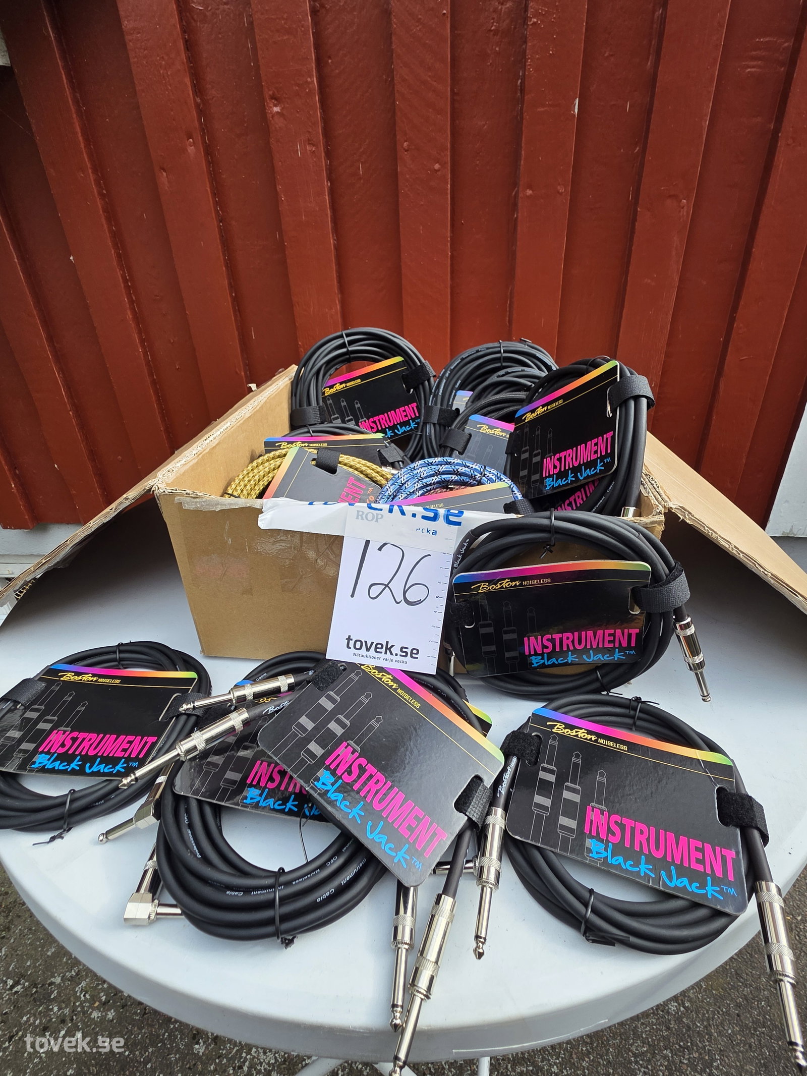 Parti med diverse instrumentkablage Boston på auktion i Hammarö hos Toveks Auktioner