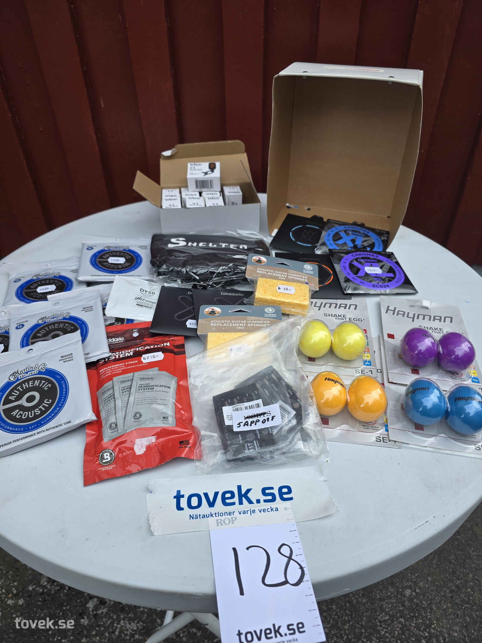 Diverse gitarrtillbehör & maracas m.m. på auktion i Hammarö hos Toveks Auktioner