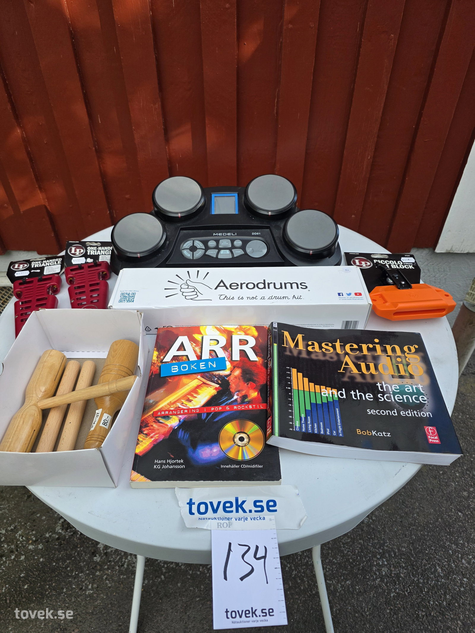 Digitalt trumset, trumpinnar, böcker m.m. på auktion i Hammarö hos Toveks Auktioner