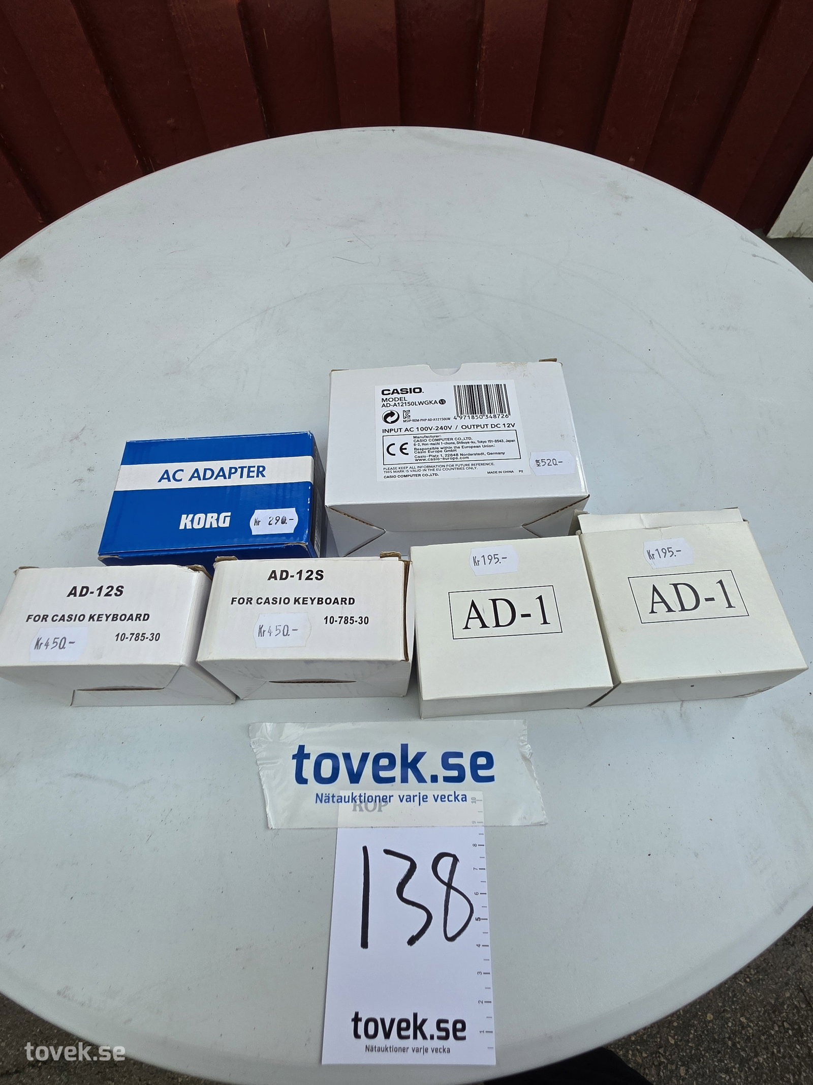 Diverse adapters till bland annat Casio keyboards m.m. på auktion i Hammarö hos Toveks Auktioner