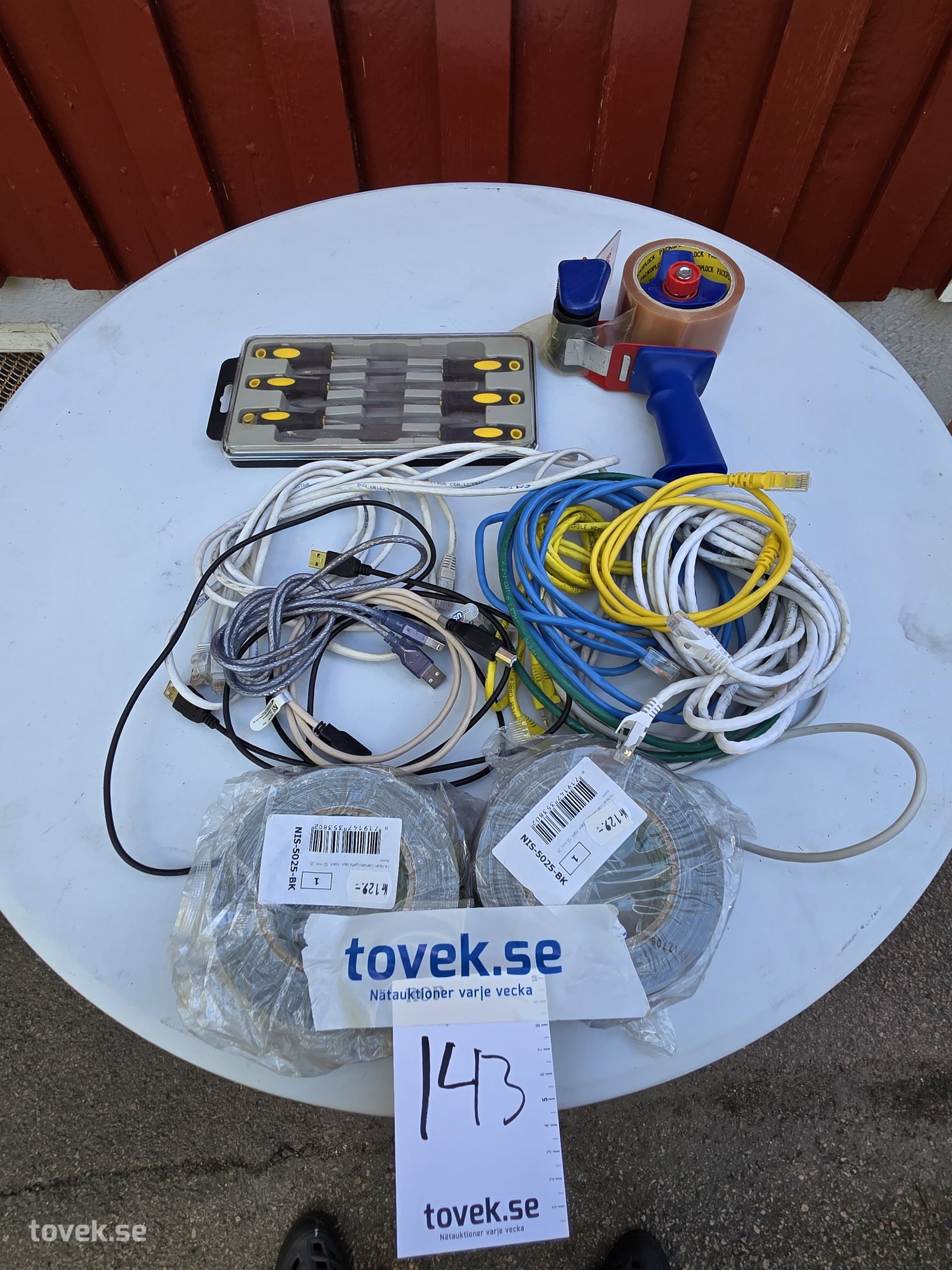 Diverse nätverkskablage, tejp, verktyg m.m. på auktion i Hammarö hos Toveks Auktioner