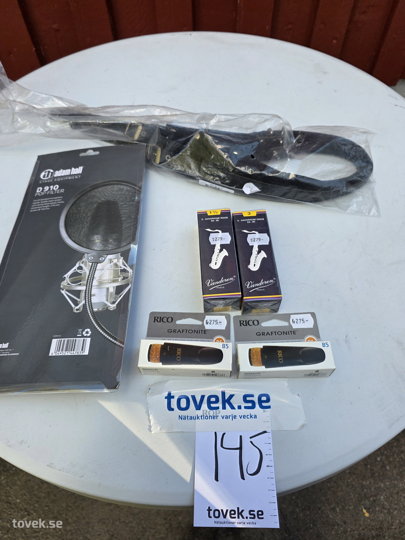 Mikrofon & blåsinstrumentsutrustning & dragspelsbälte på auktion i Hammarö hos Toveks Auktioner