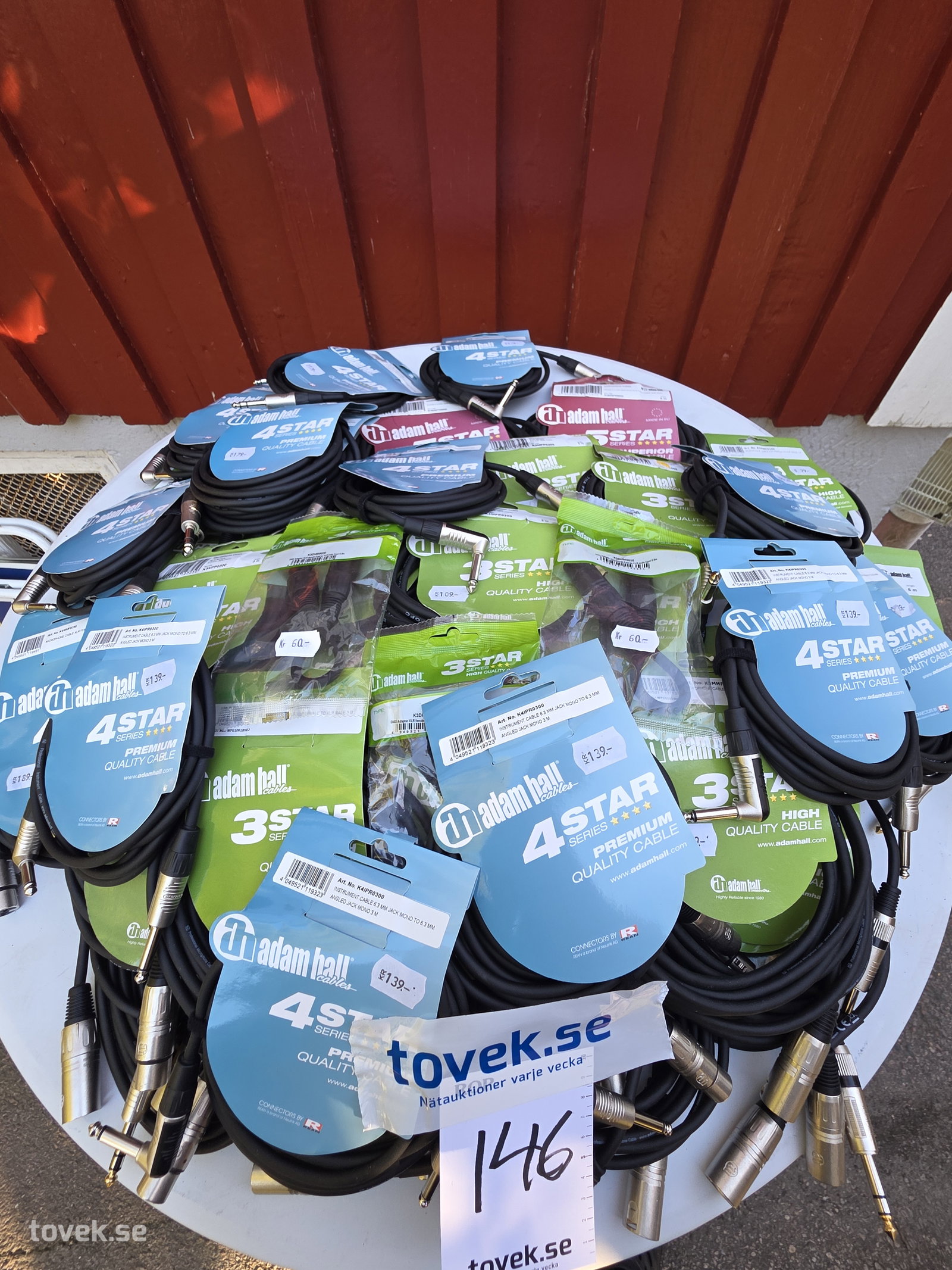 Parti med ljudkablage i olika utföranden ca 60 förpackningar på auktion i Hammarö hos Toveks Auktioner