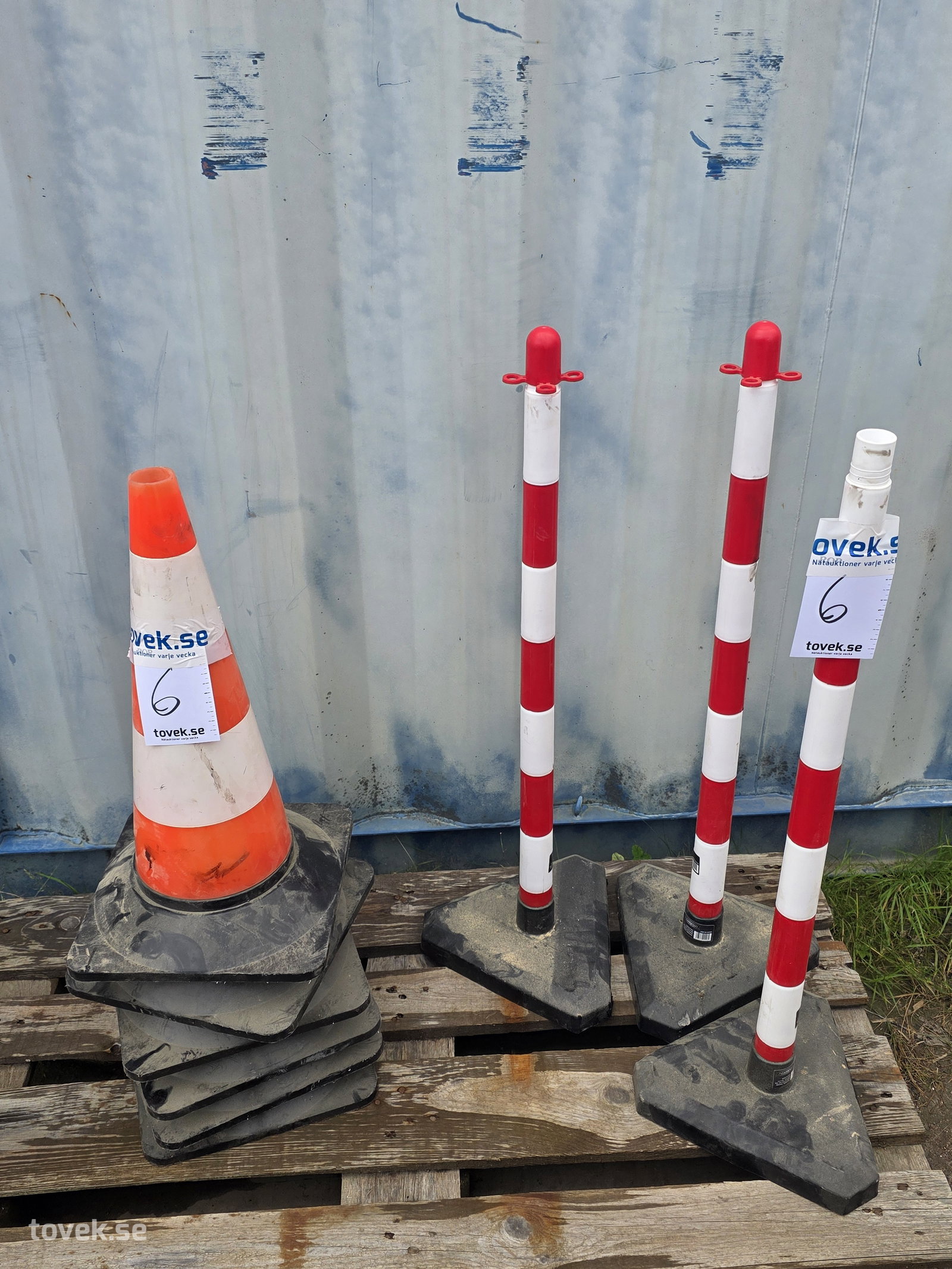 Diverse avspärrningskonor / stolpar inkl fötter på auktion i Hammarö hos Toveks Auktioner