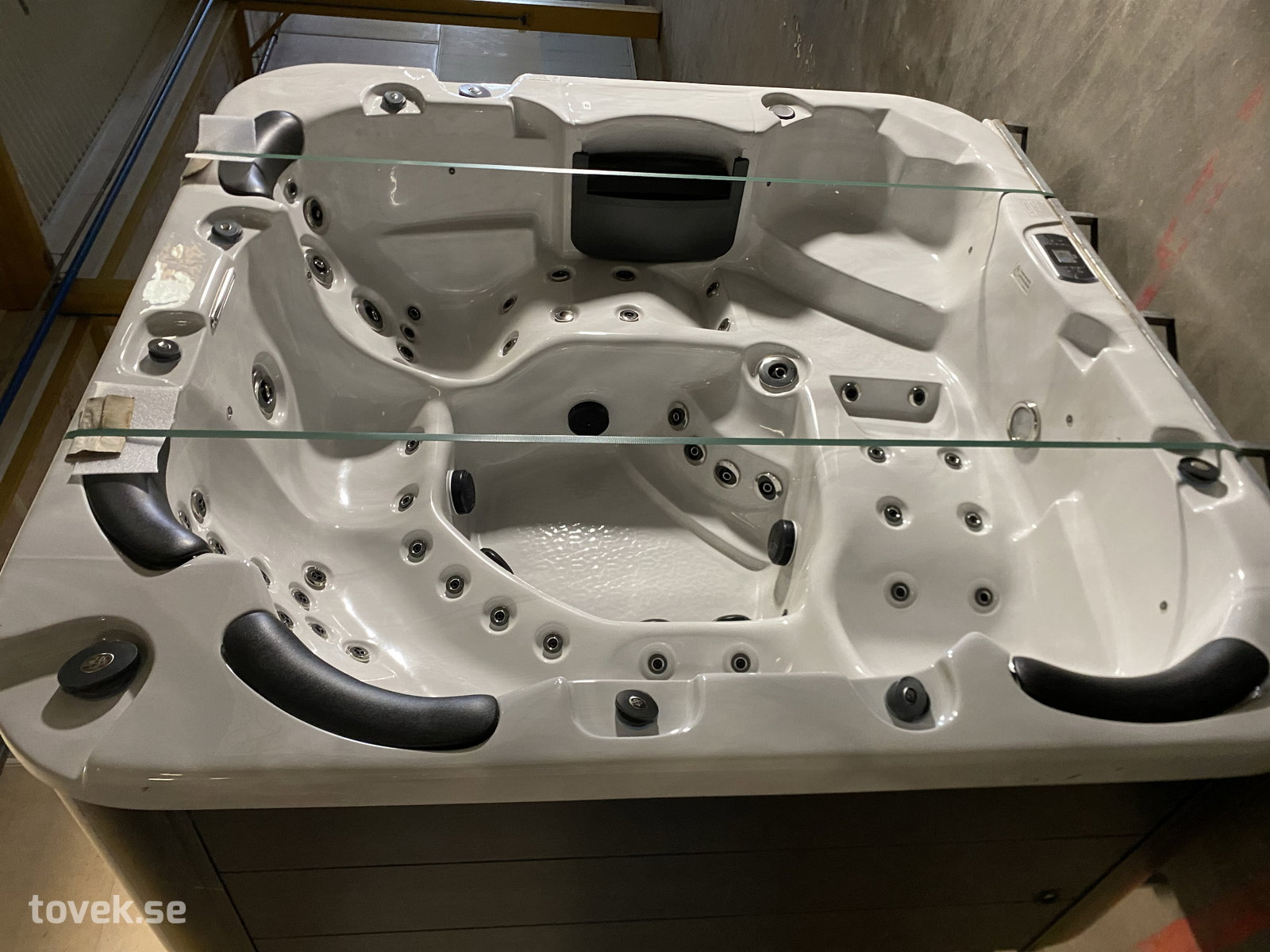 Spabad Vancouver med In.Clear inbytesbad med tillhörande thermolock på auktion i Hillerstorp hos Toveks Auktioner