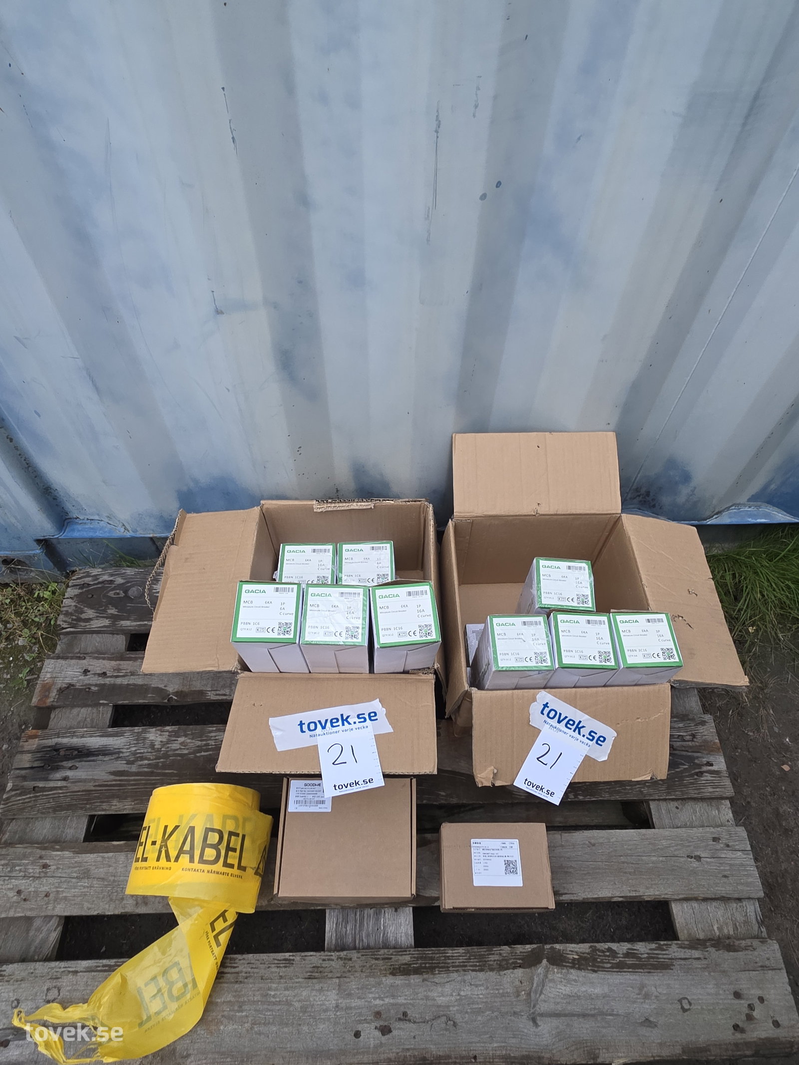 Parti med säkringar samt 2 kartonger solcellsutrustning Wlan/Wifi mottagare & märkplast för elkablage på auktion i Hammarö hos Toveks Auktioner