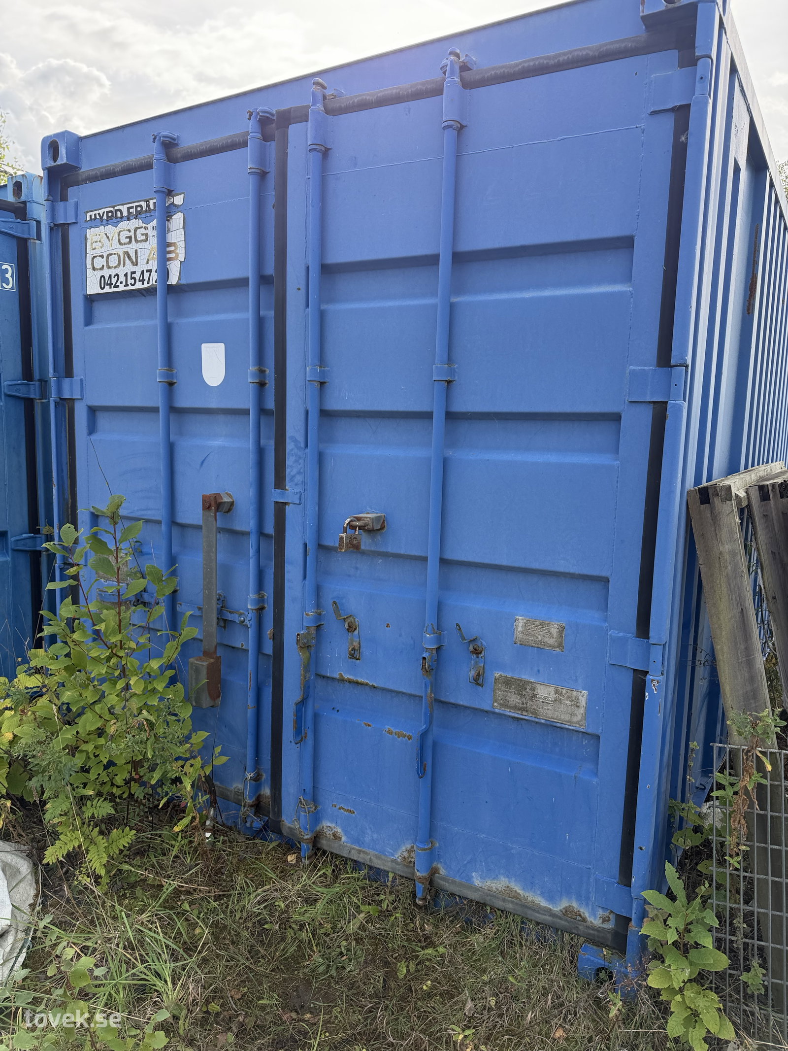 Container 20-fots ej isolerad, inkl innehåll (se bilder) på auktion i Höganäs hos Toveks Auktioner