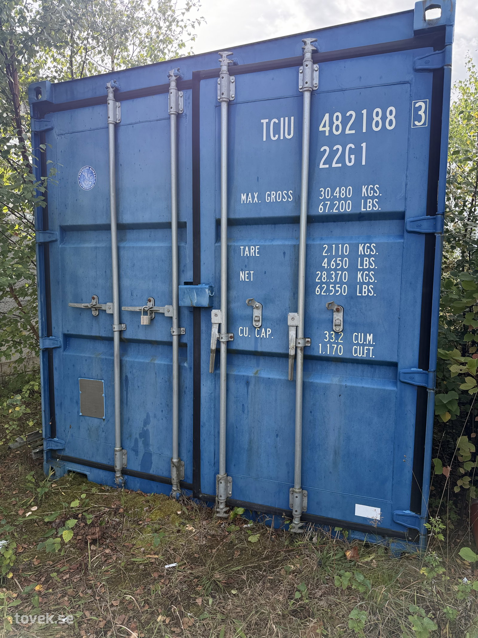 Container 20-fots ej isolerad, inkl innehåll (se bilder) på auktion i Höganäs hos Toveks Auktioner