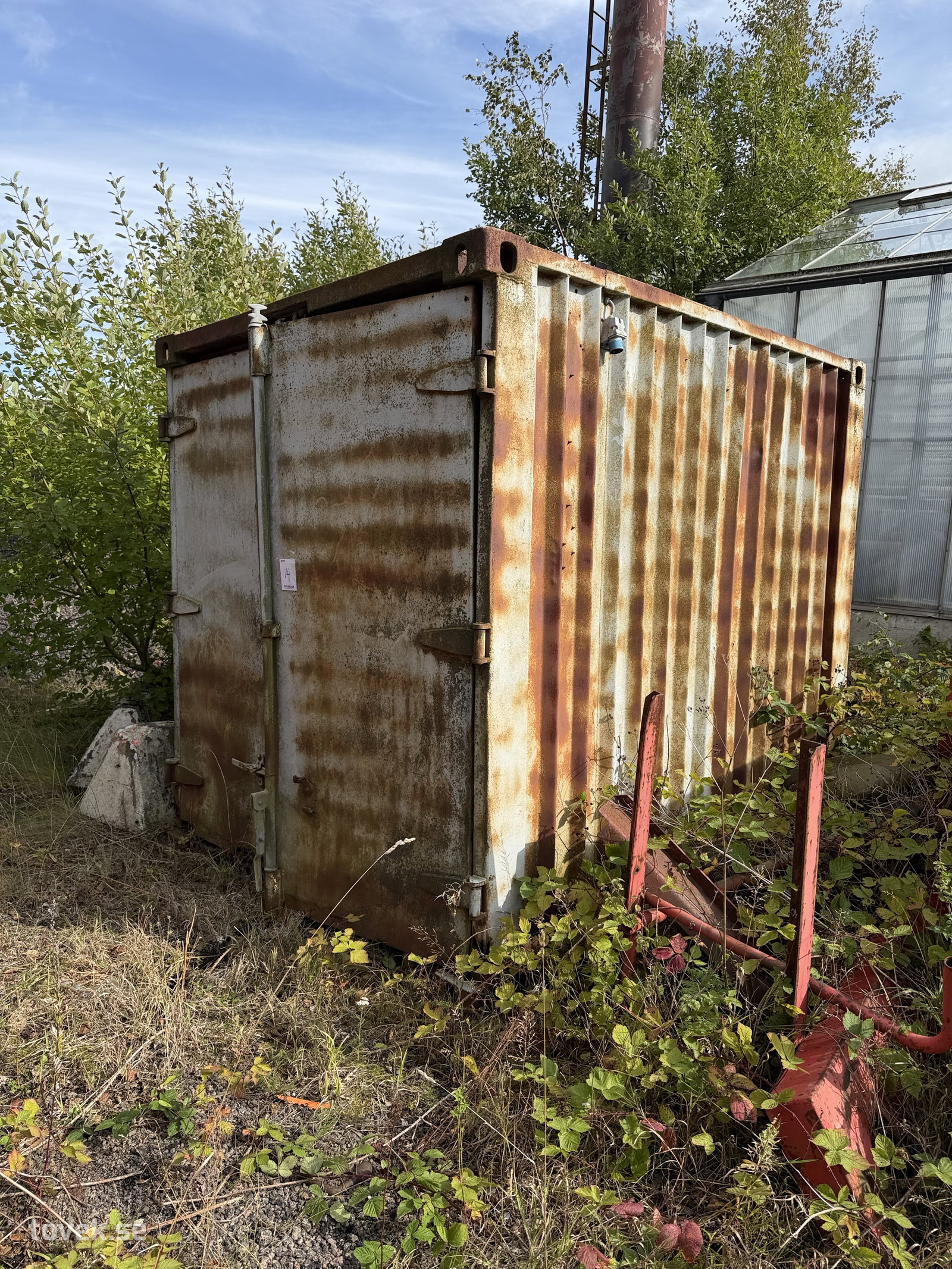 Förrådscontainer ca 240 x 200 (inkl innehåll) på auktion i Höganäs hos Toveks Auktioner