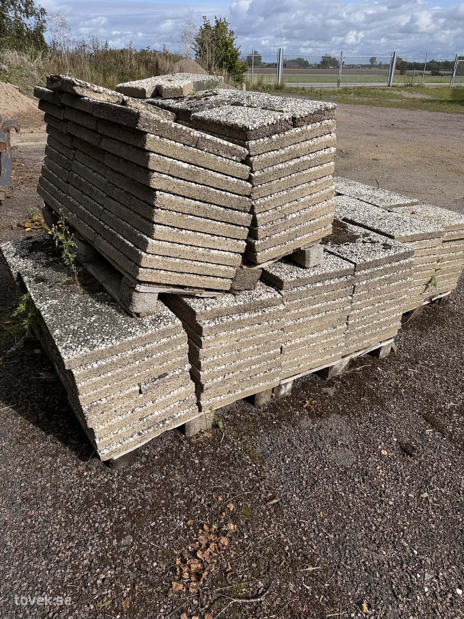 Sjöstensplattor 40 x 40, ca 200 st på auktion i Höganäs hos Toveks Auktioner