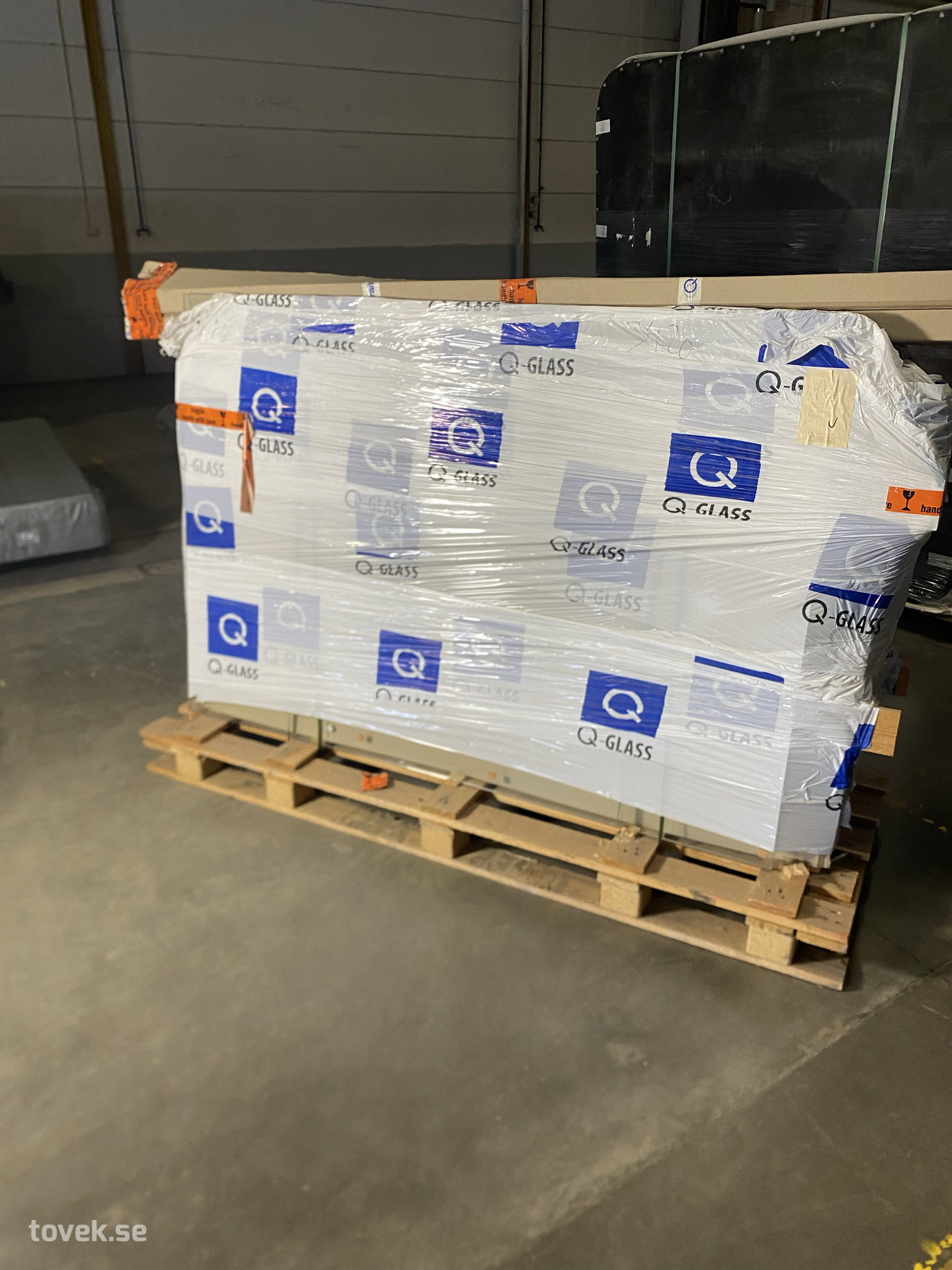 Glas laminerat 2x173cm 12mm tjockt på auktion i Hillerstorp hos Toveks Auktioner