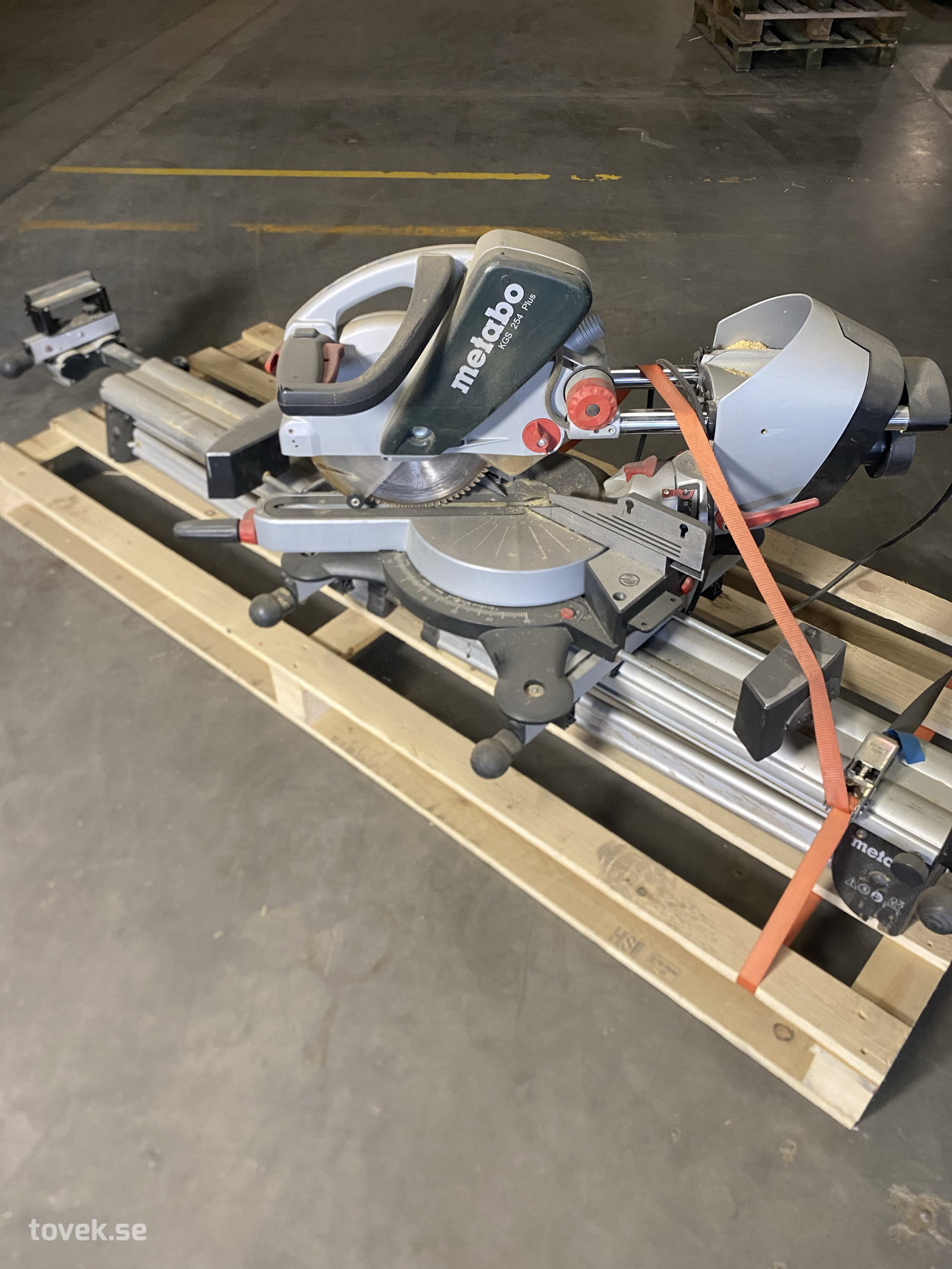 Kap- och gersåg Metabo med stativ på auktion i Hillerstorp hos Toveks Auktioner
