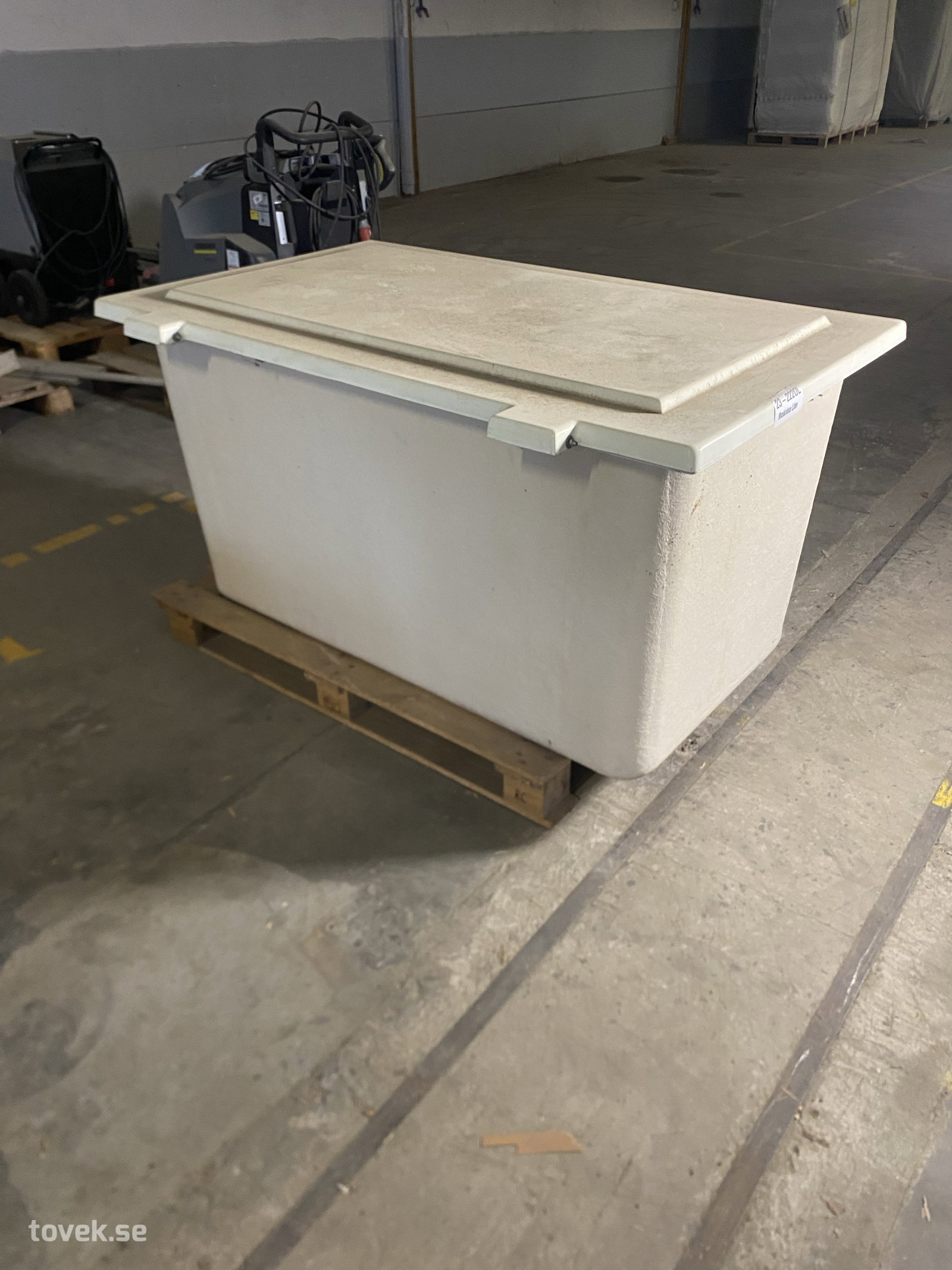 Maskinbox glasfiber för exempelvis poolteknik på auktion i Hillerstorp hos Toveks Auktioner