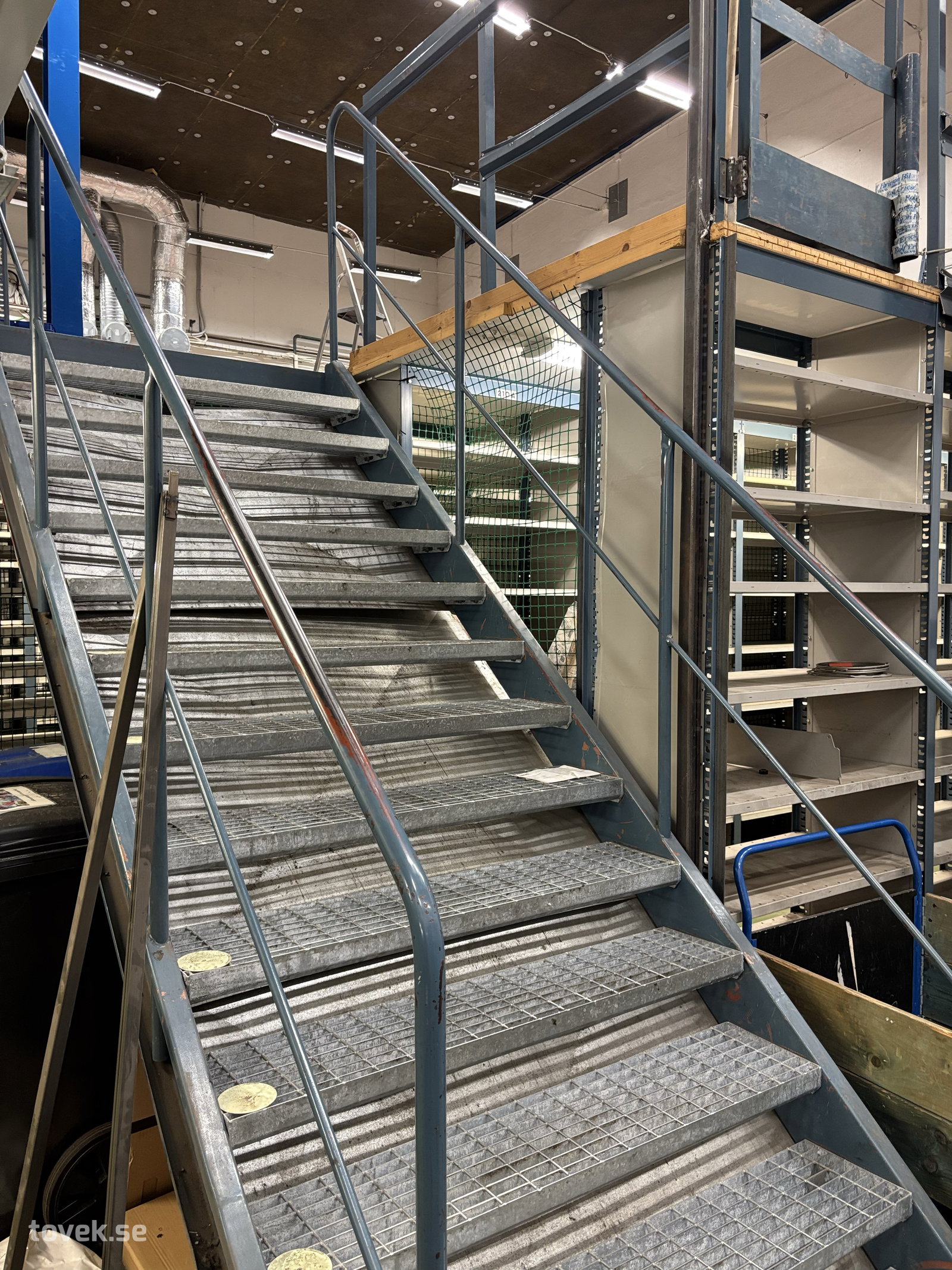 Entresol ca 8 x 13 meter, inkl lagerhyllor (monteras ned av köpare) på auktion i Borlänge hos Toveks Auktioner