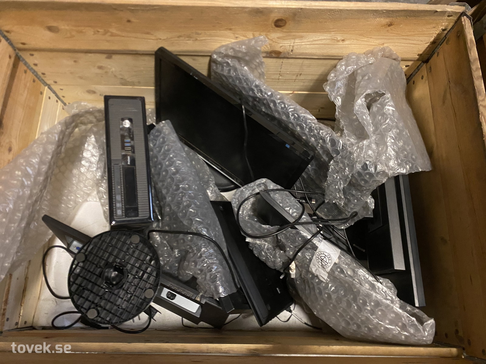 Diverse dataskärmar på auktion i Hillerstorp hos Toveks Auktioner